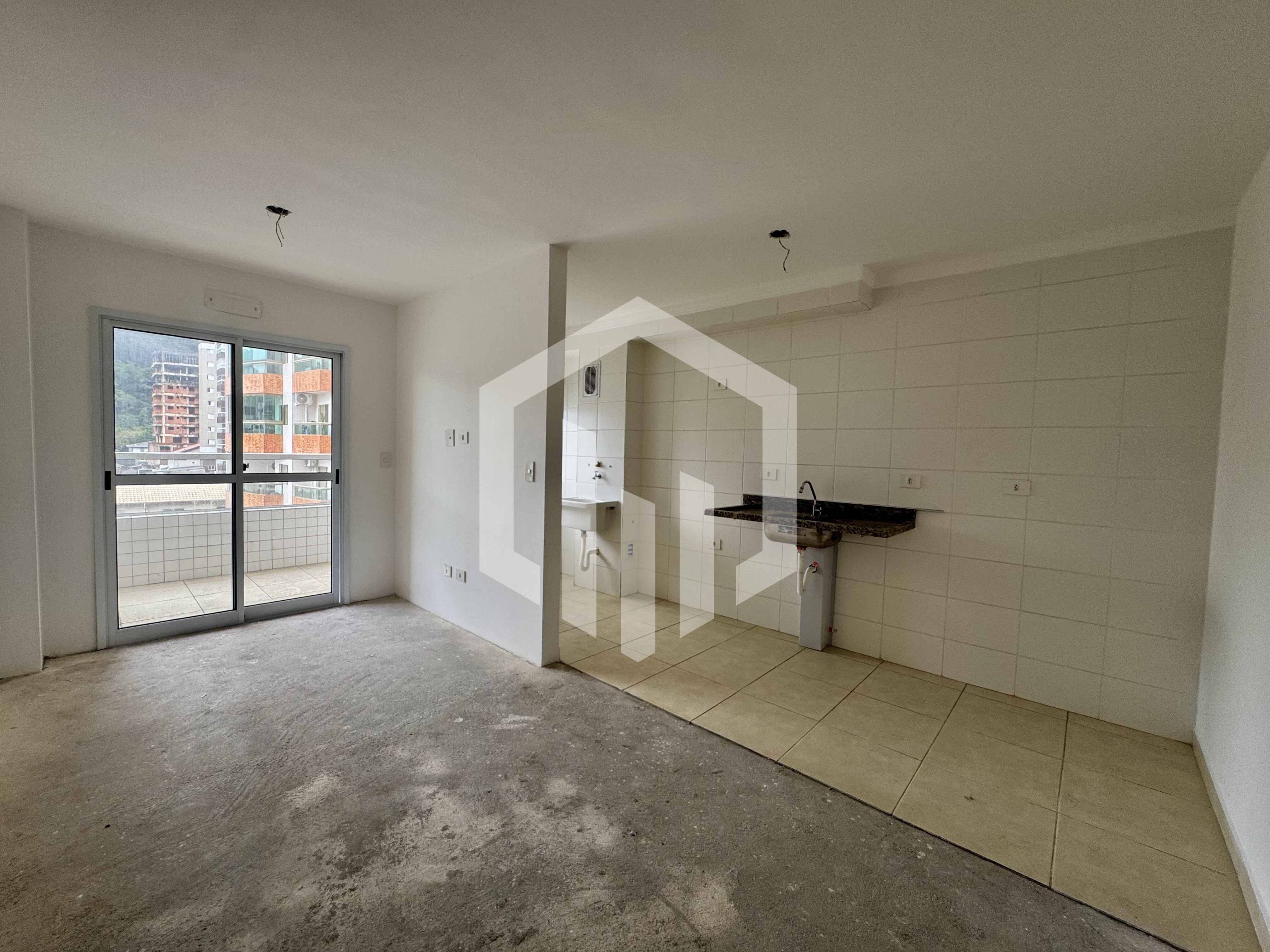 Apartamento de 2 quartos com suíte, varanda, piscina e vista livre em Canto do Forte, Praia Grande