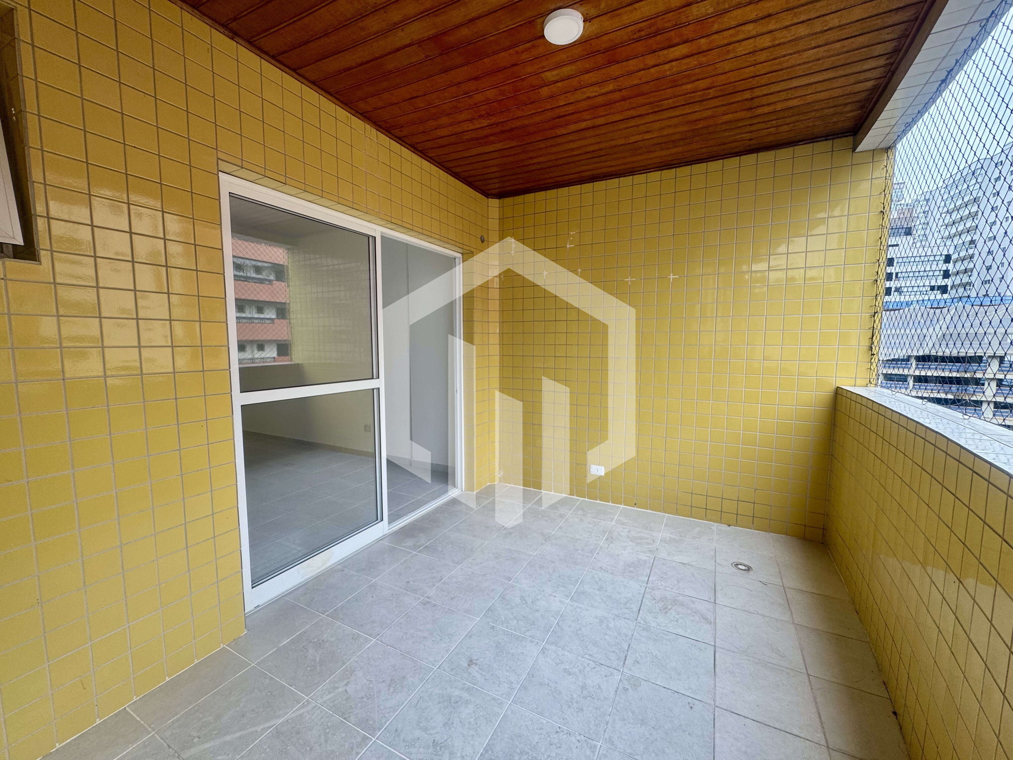 Apartamento de 2 quartos com suíte, sacada e 2 vagas próximo à praia no Canto do Forte, Praia Grande