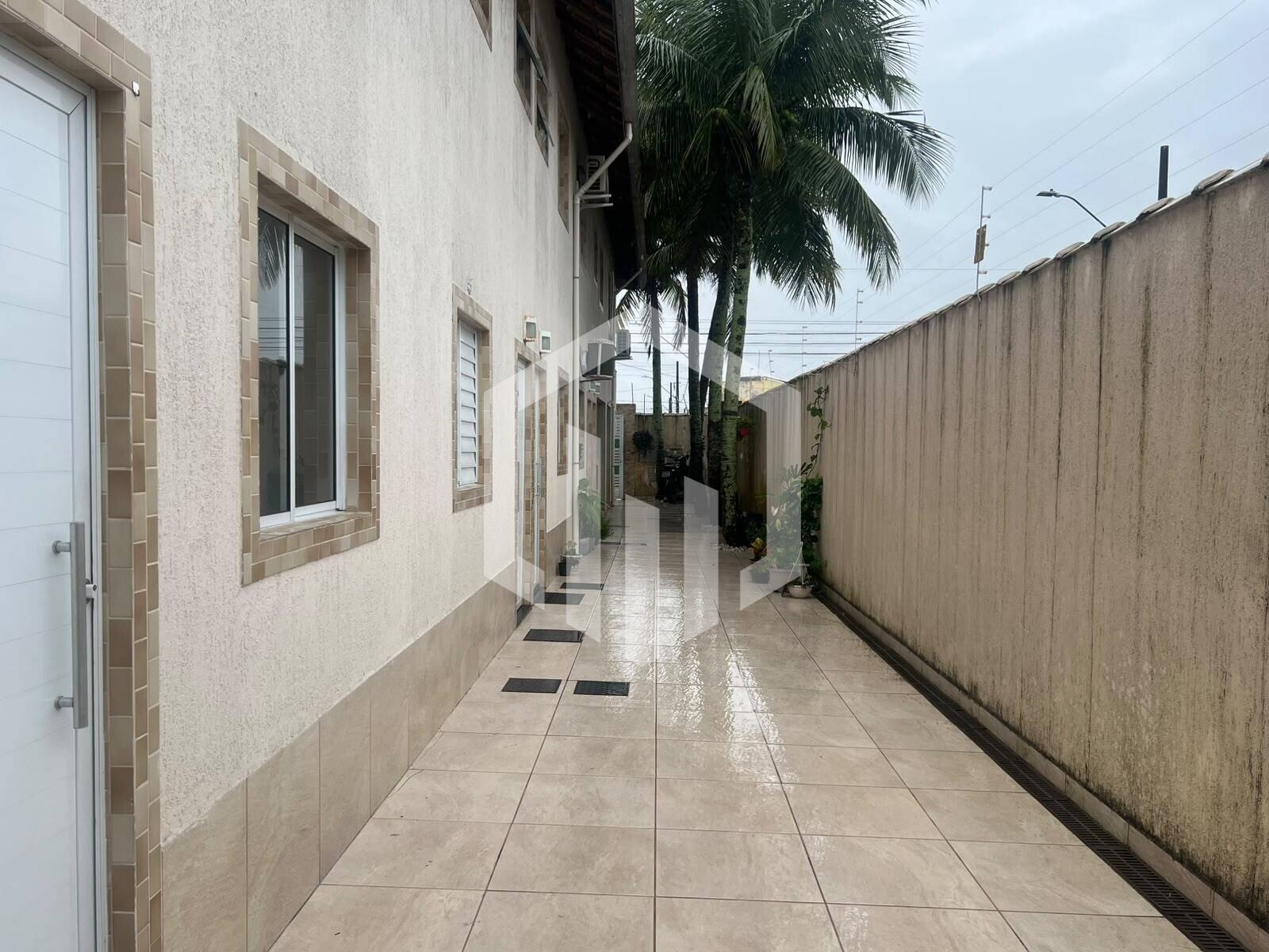 Casa em condomínio no Ocian, Praia Grande, 2 quartos, quintal amplo, vaga de estacionamento