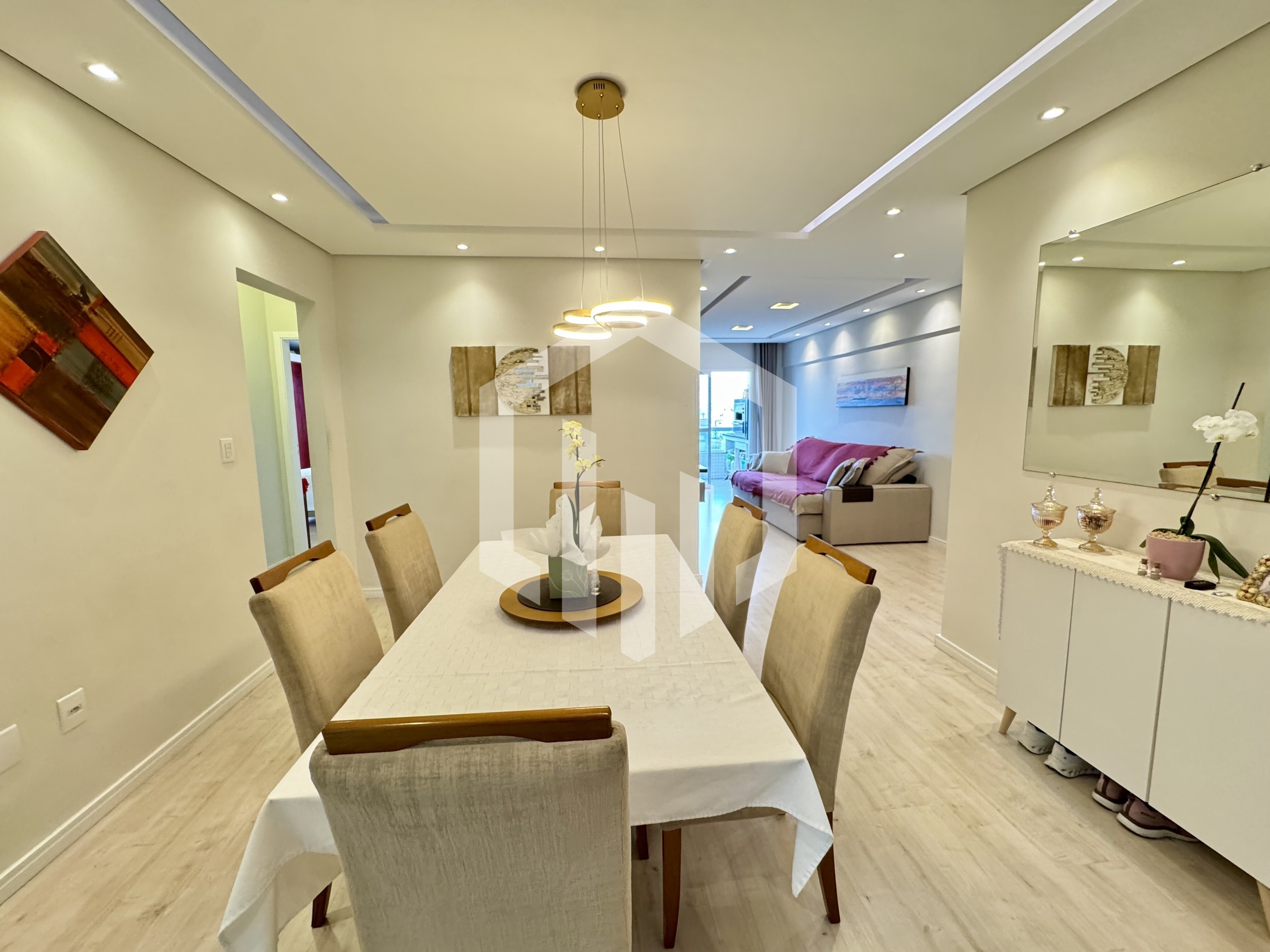 Apartamento de 2 quartos com suíte, varanda gourmet e piscina em Praia Grande-SP