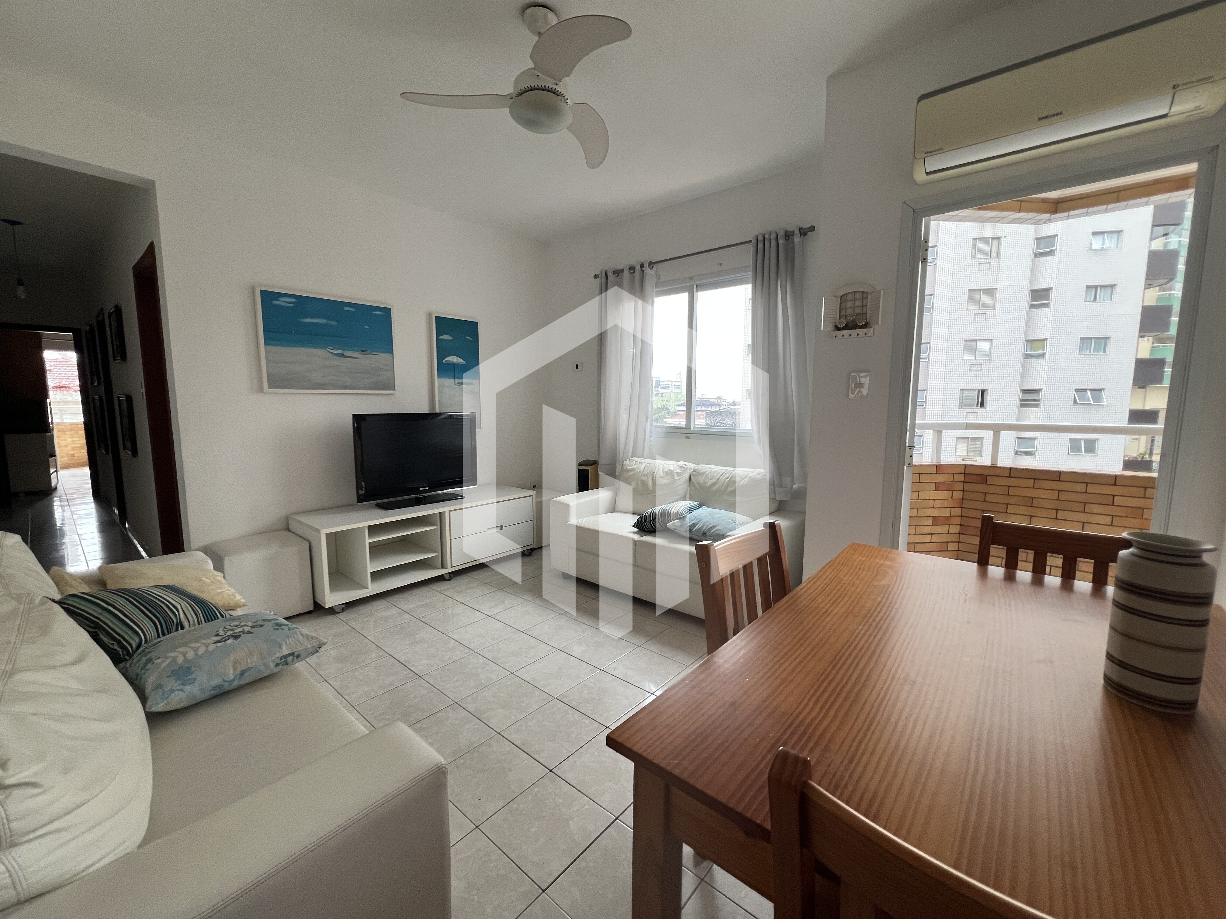 Apartamento mobiliado com sacada, ar condicionado e elevador na Guilhermina, Praia Grande SP