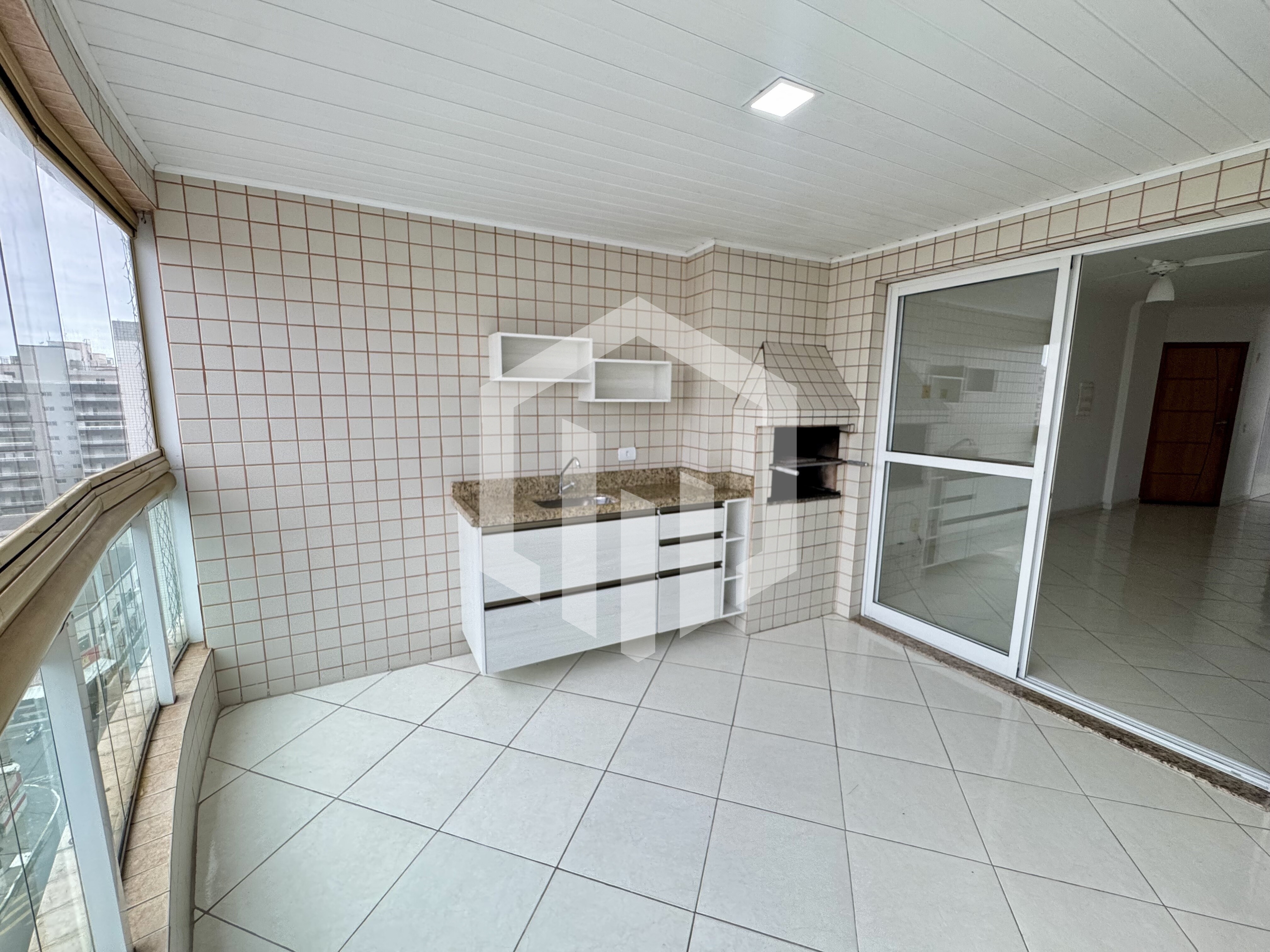 Apartamento de 2 quartos com suíte, varanda gourmet e piscina em Tupi, Praia Grande SP