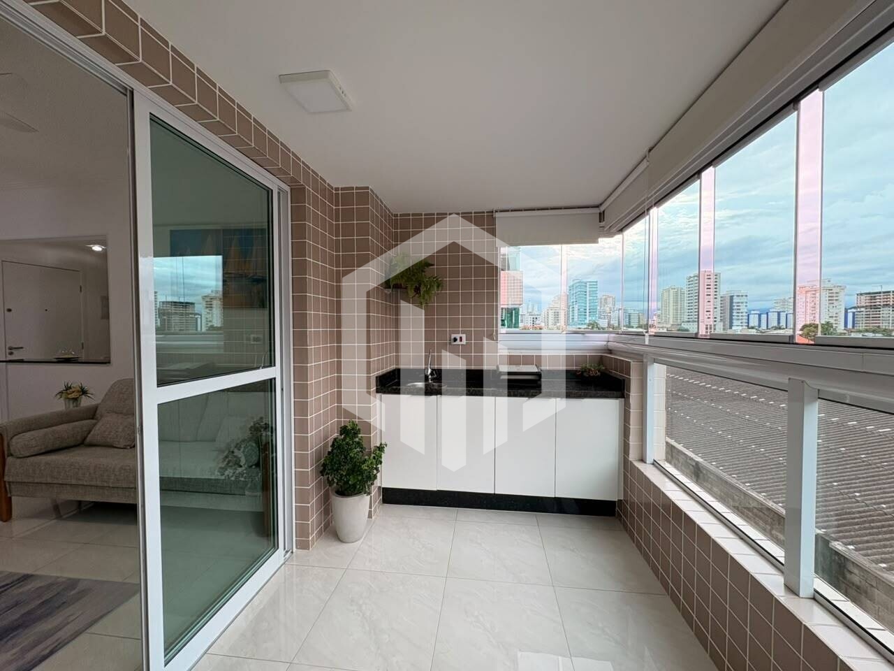 Apartamento de 2 quartos com suíte, varanda gourmet, piscina no Canto do Forte, Praia Grande