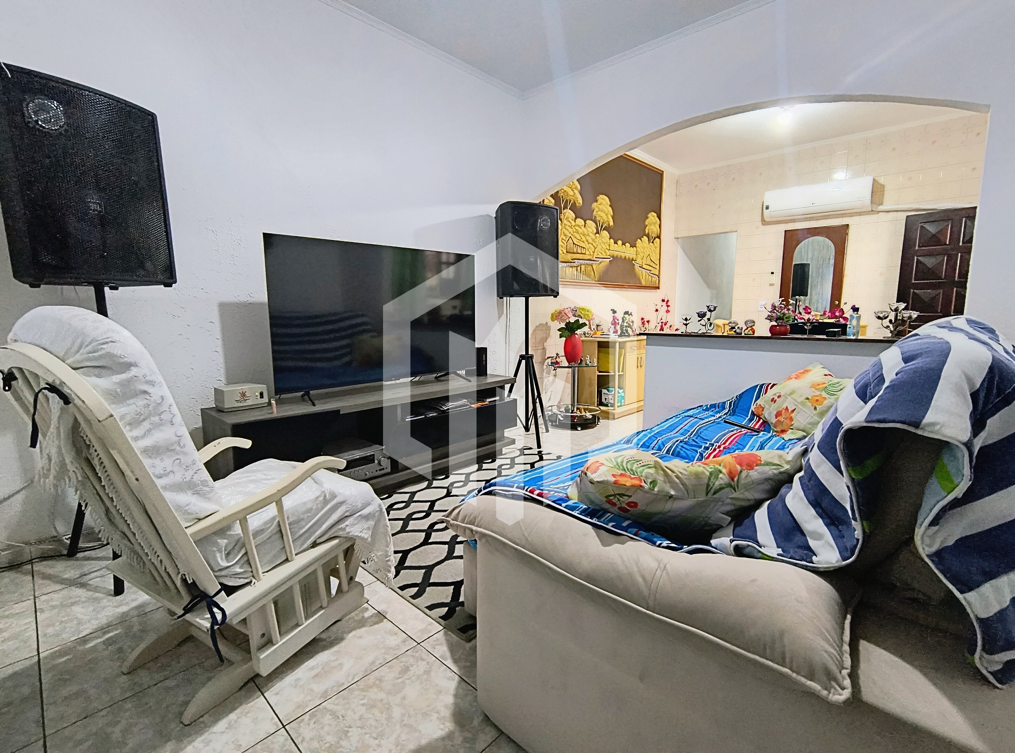 Casa de 2 quartos, suíte, varanda e quintal no Maracanã, Praia Grande SP