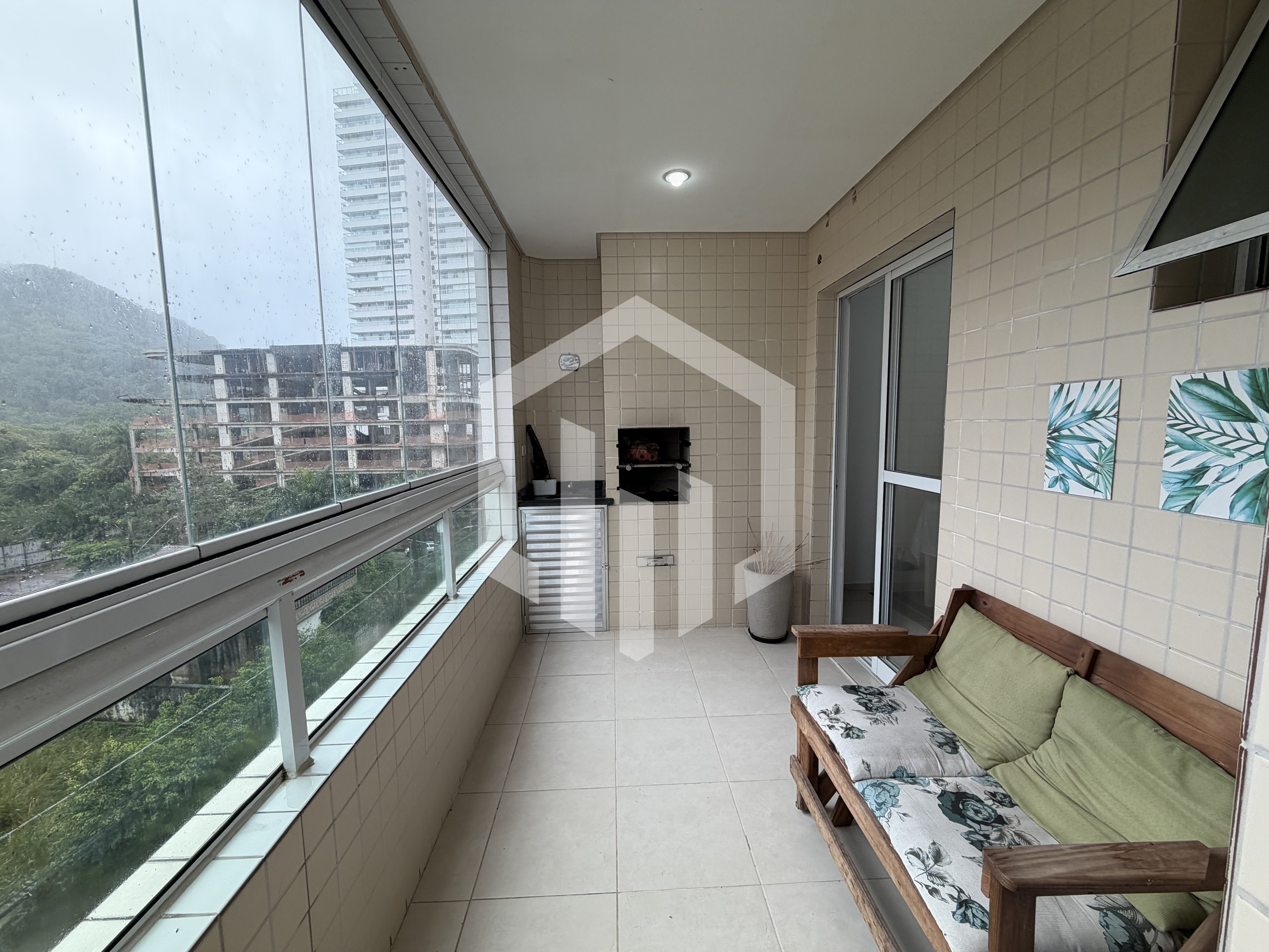 Apartamento com 2 quartos, suíte, sacada c/ churrasqueira à carvão no Canto do Forte, Praia Grande-S