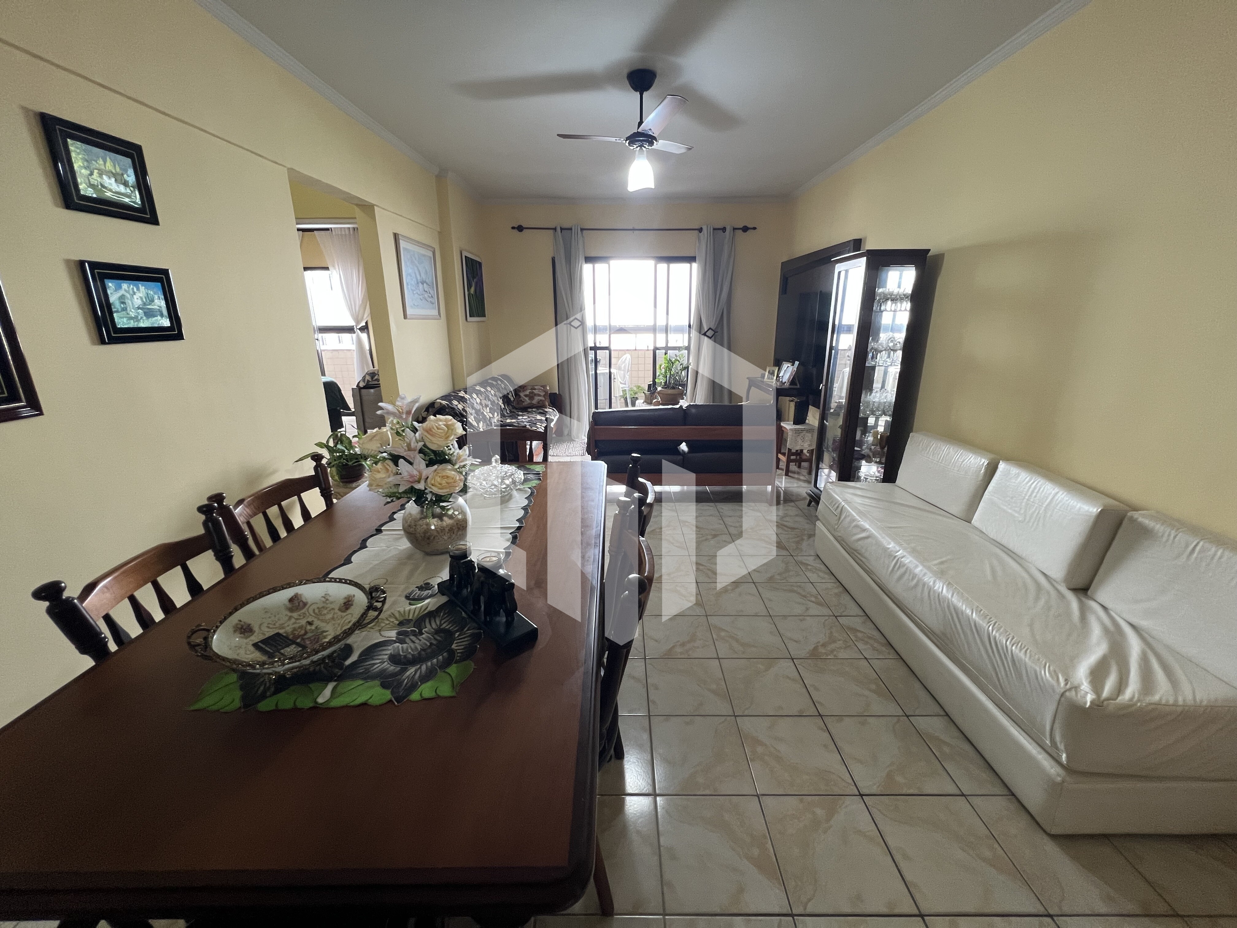 Apartamento mobiliado de 1 dormitório com piscina e sacada em Tupi, Praia Grande-SP