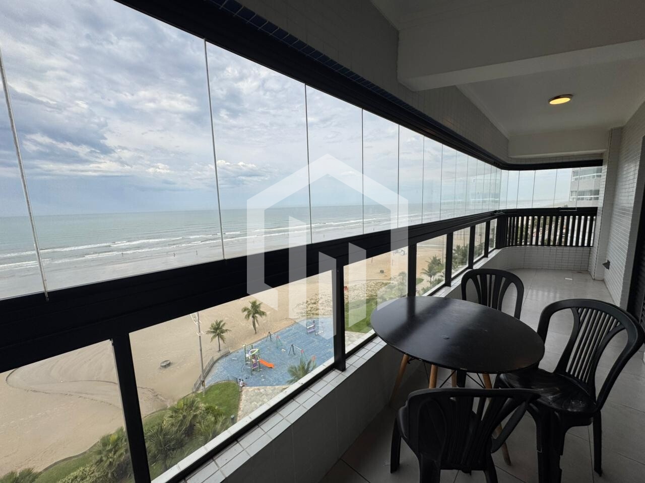 Apartamento frente mar de 2 quartos porteira fechada por apenas R$ 630 mil