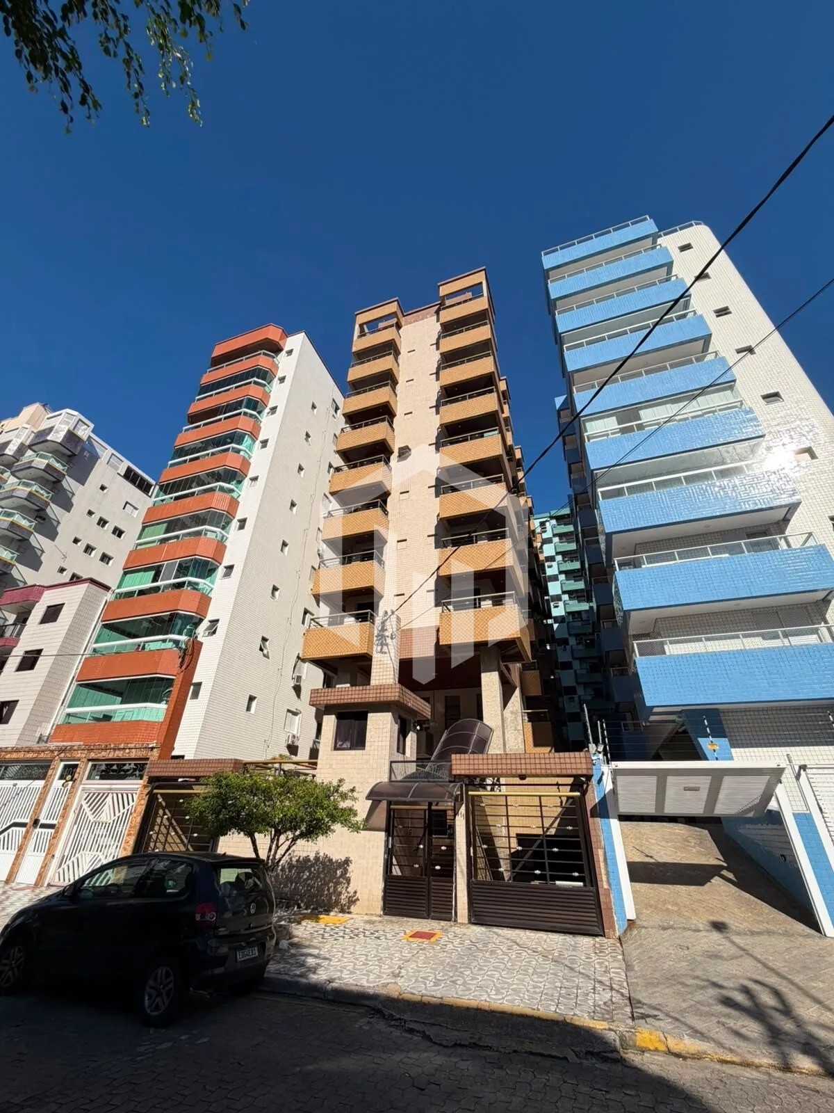 Apartamento mobiliado de 2 quartos com suíte e vaga coletiva na Guilhermina, litoral de Praia Grande