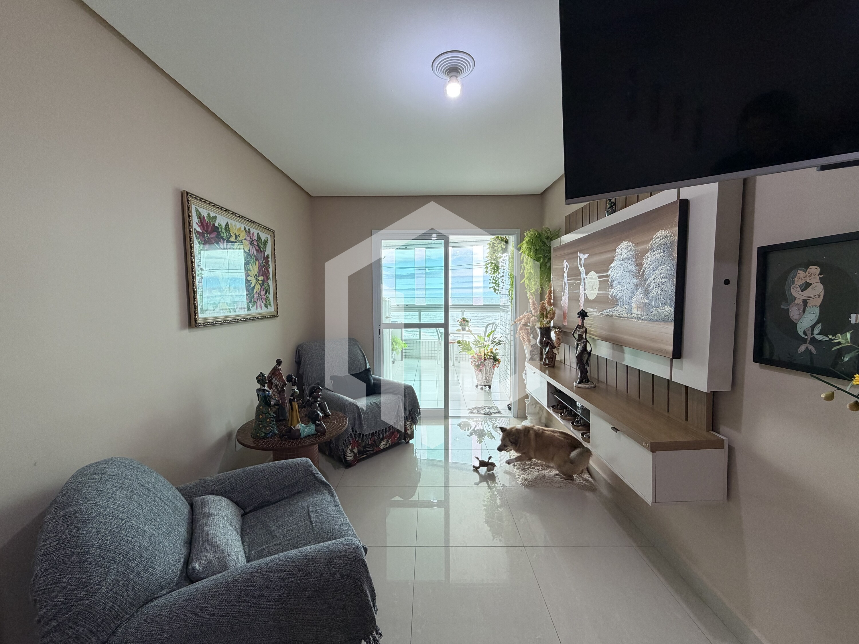 Apartamento com 3 dormitórios, suíte e frente mar na Guilhermina
