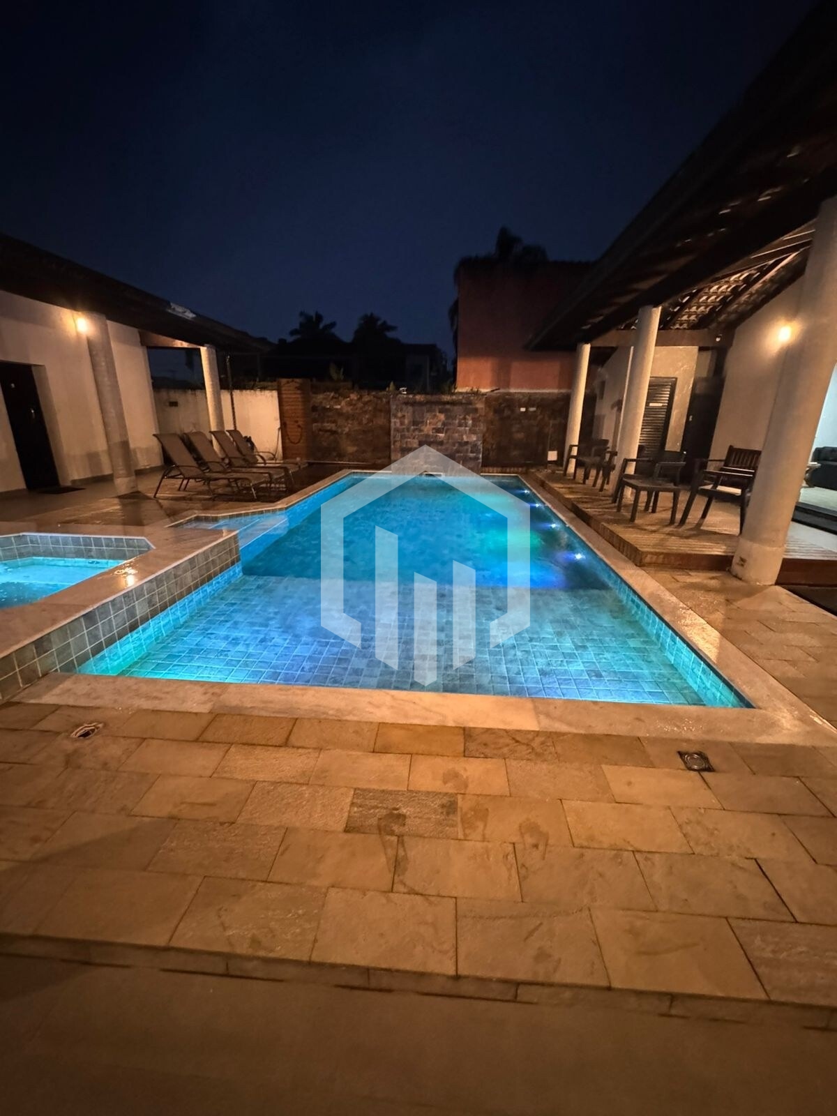 Casa em condomínio com 2 suítes e área gourmet a 350 metros da praia em Bertioga
