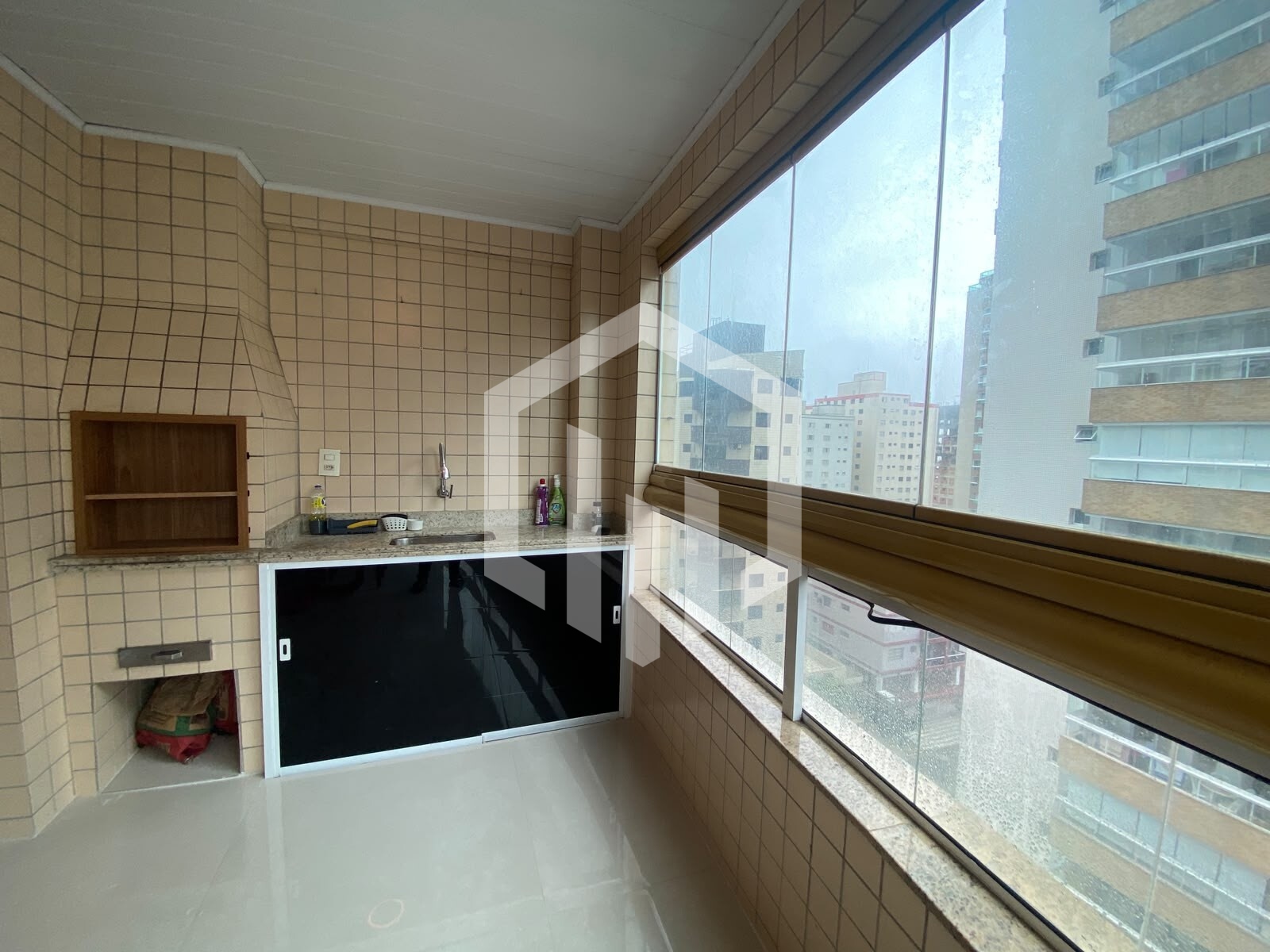 Apartamento de 2 quartos com suíte e 2 vagas na Caiçara, Praia Grande