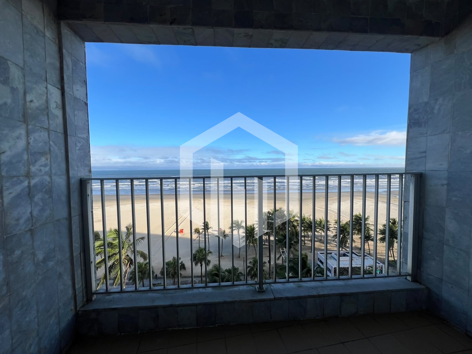 Apartamento de 2 quartos com sacada e elevador na Aviação, Praia Grande