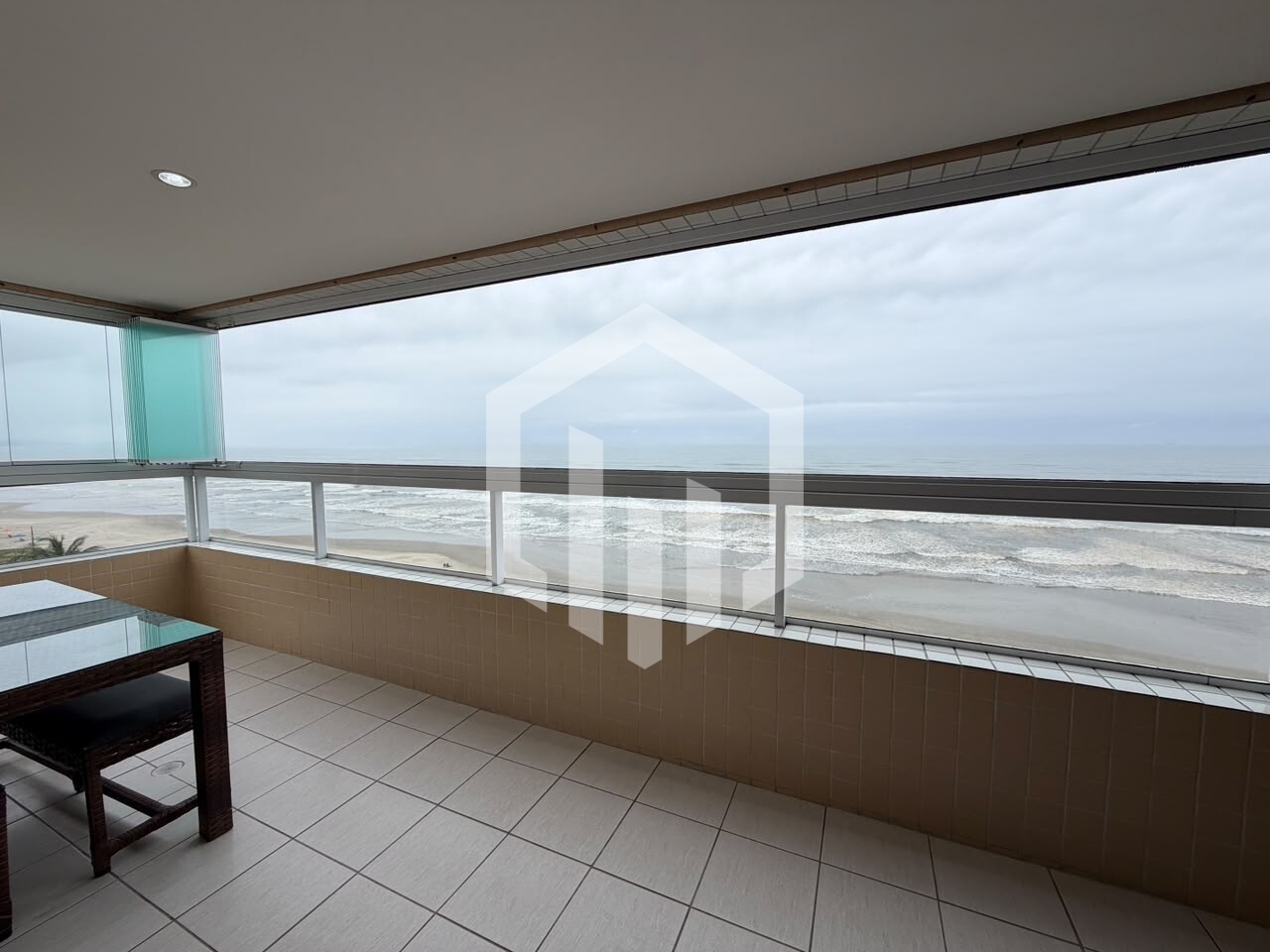 Apartamento frente mar total com 3 suítes, varanda gourmet e lazer completo no Jardim Imperador