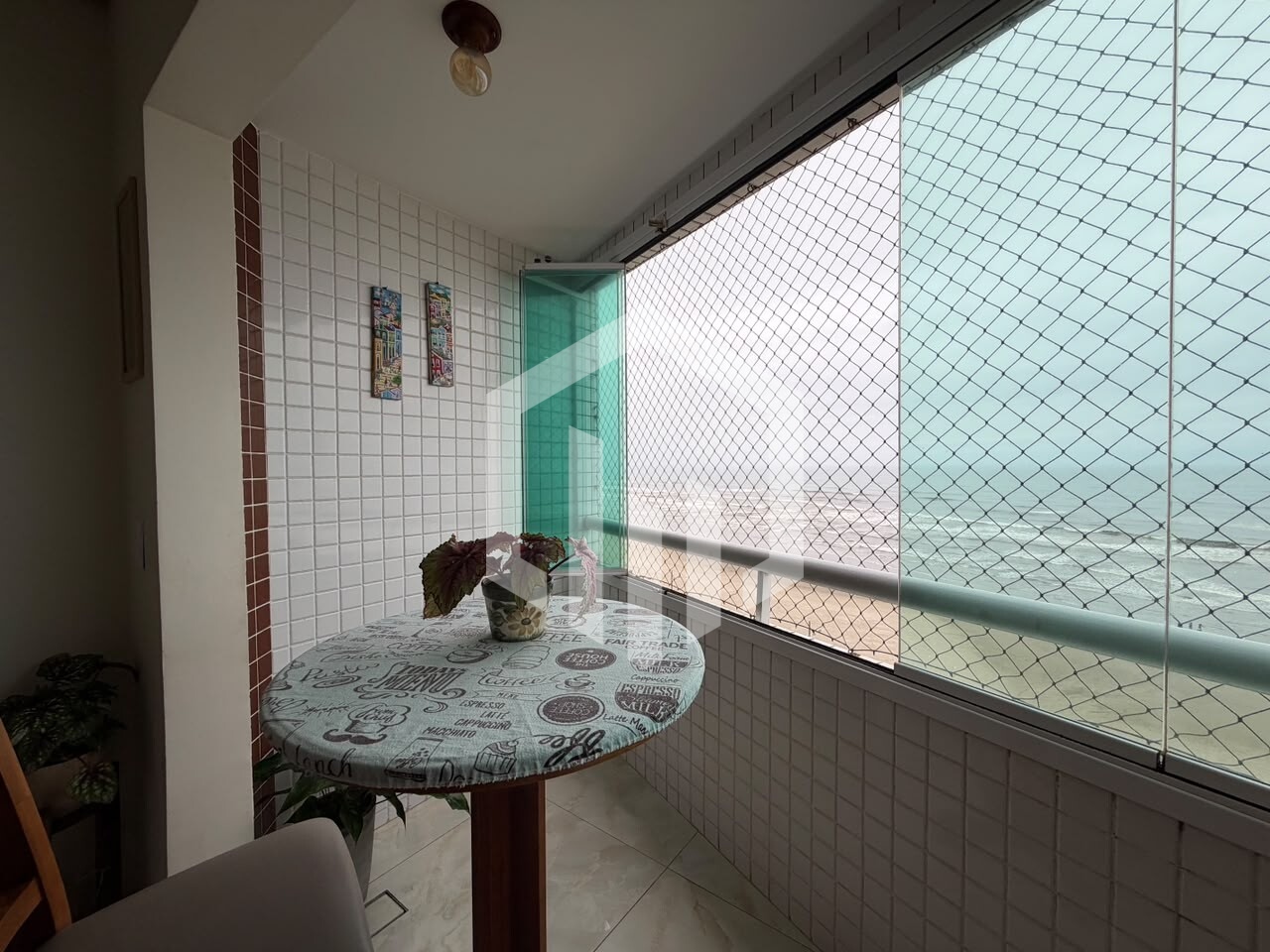 Apartamento FRENTE TOTAL PARA O MAR com suíte e área privativa de 62,3m² no Maracanã, Praia Grande