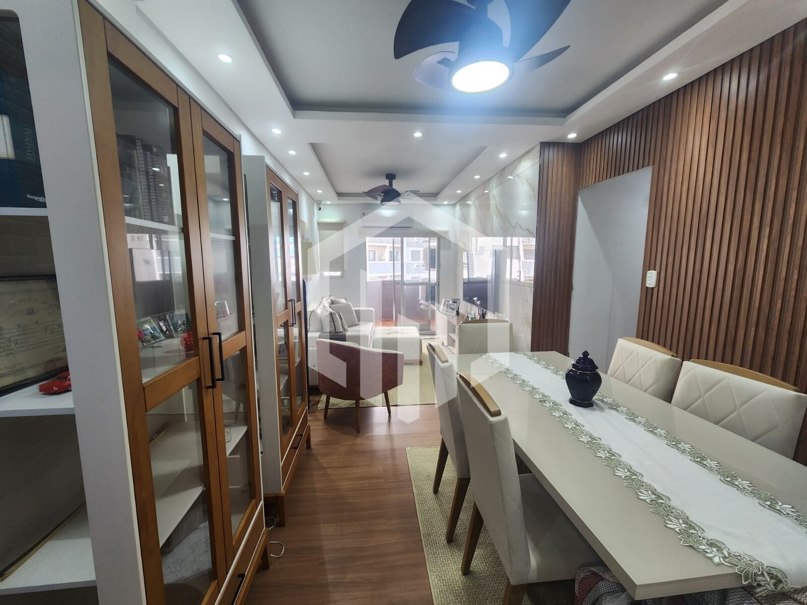 Apartamento de 78 m² com varanda, sala ampla e área de lazer com churrasqueira no Tupi, Praia Grande