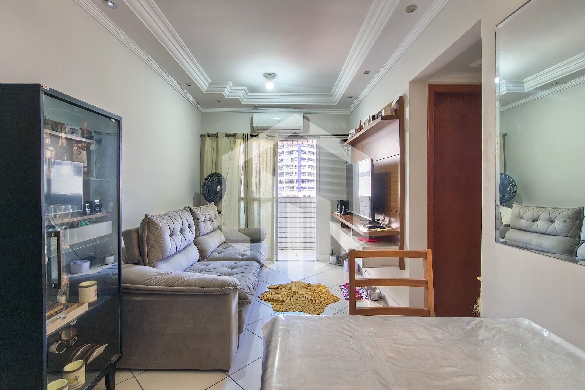 Apartamento com sacada, suíte e área de lazer no litoral de Praia Grande