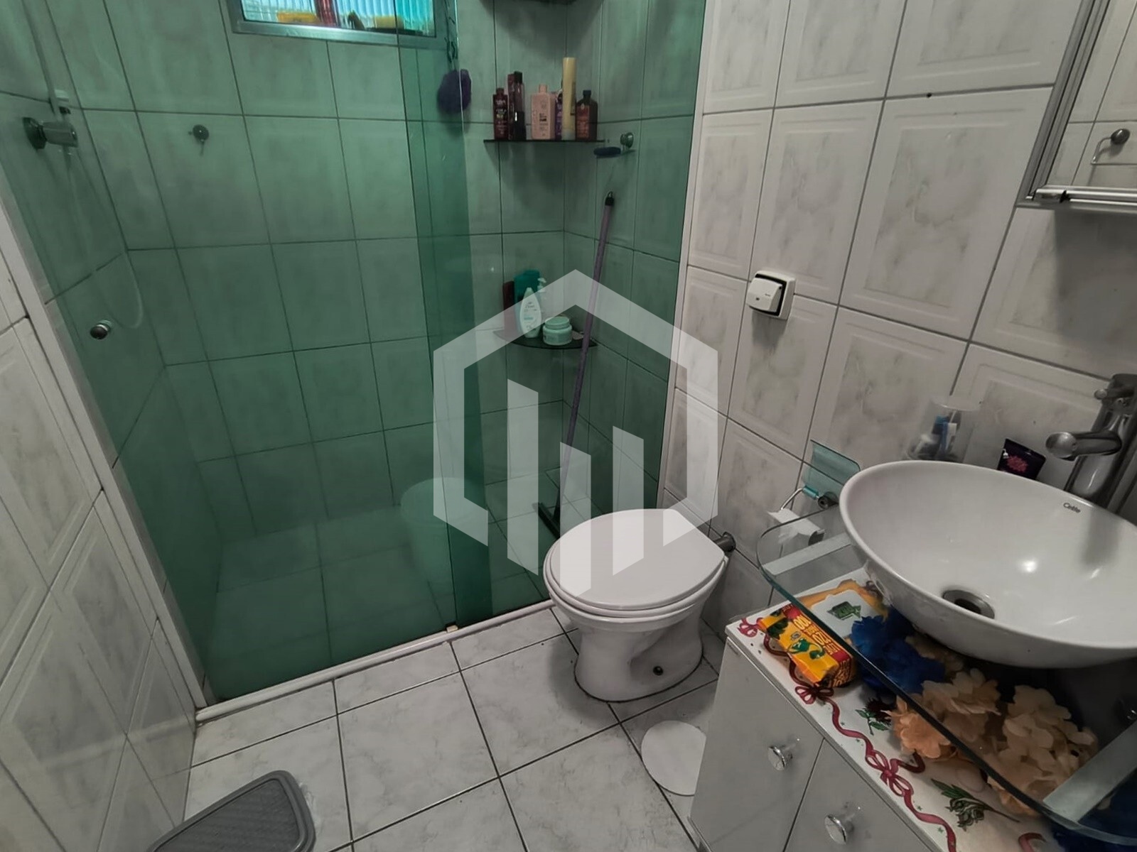 Apartamento de 2 dormitórios com sala ampla, cozinha arejada e vaga de garagem em prédio com salão d