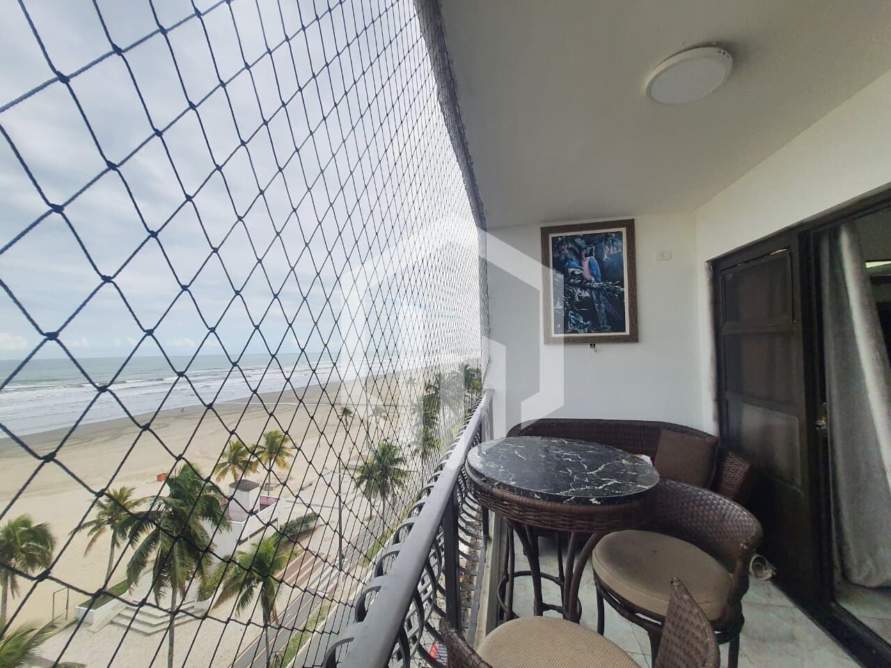 Apartamento de alto padrão com vista definitiva para o mar em Tupi com suíte com hidromassagem