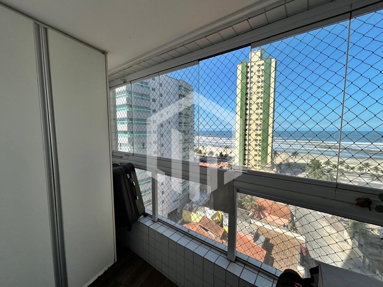 Apartamento com vista lateral para o mar e varanda gourmet na Guilhermina