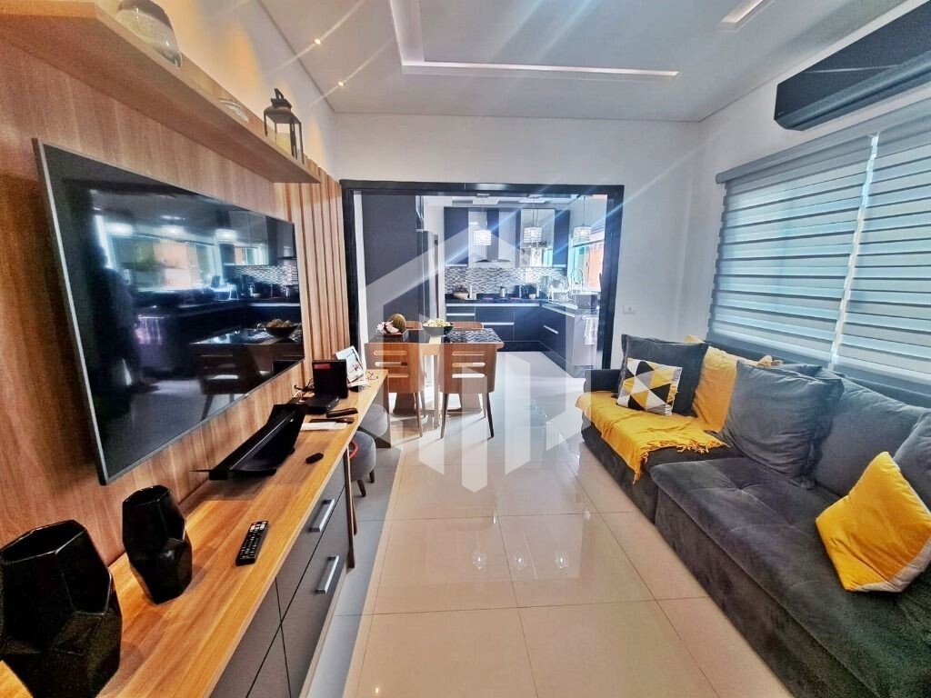 Casa com piscina, planejados de primeira linha e espaço para 2 carros em Caiçara, Praia Grande