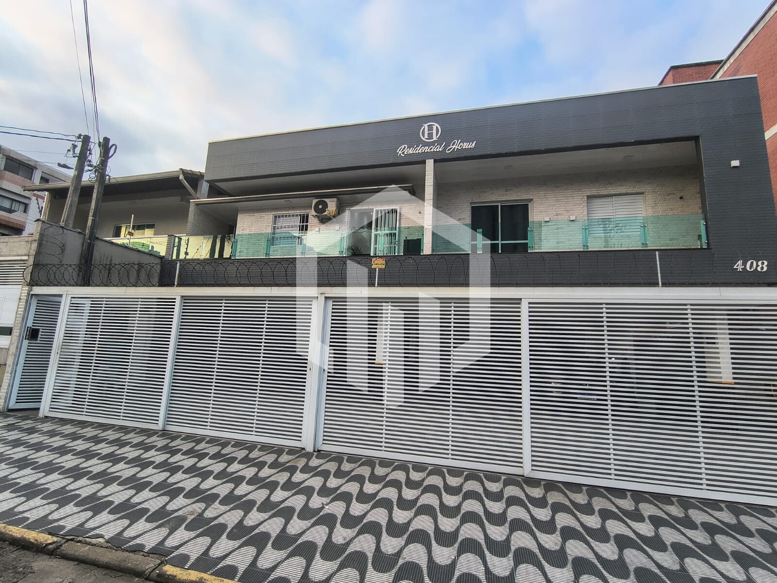 Casa mobiliada com varanda gourmet e vaga próxima ao novo shopping de Praia Grande