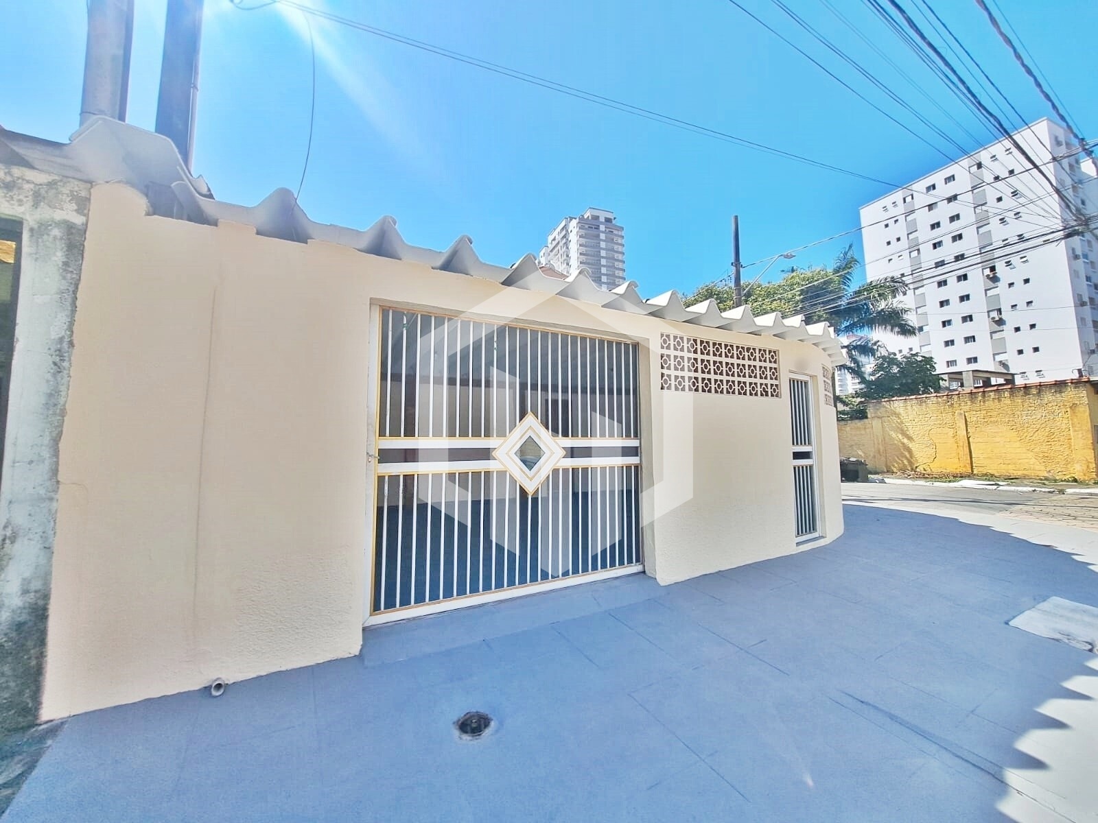 Casa de esquina recém-reformada na Aviação, com churrasqueira e vaga para 3 carros