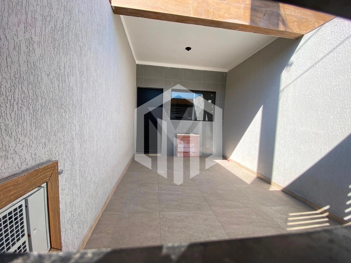Sobrado Alto Padrão com 2 dormitórios e suíte em Praia Grande por R$500 mil