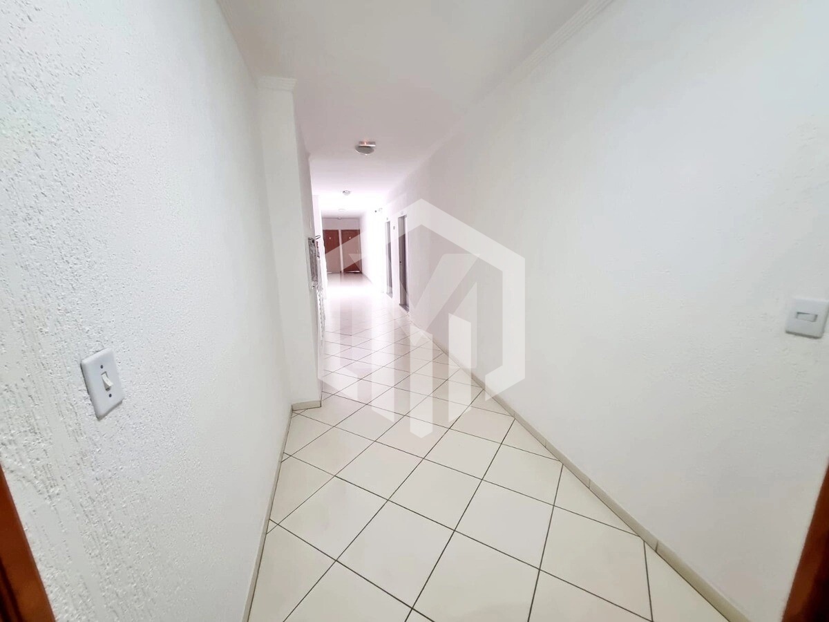 Apartamento com 2 dormitórios, 1 suíte, sacadas e vaga na Guilhermina, a 900m da praia