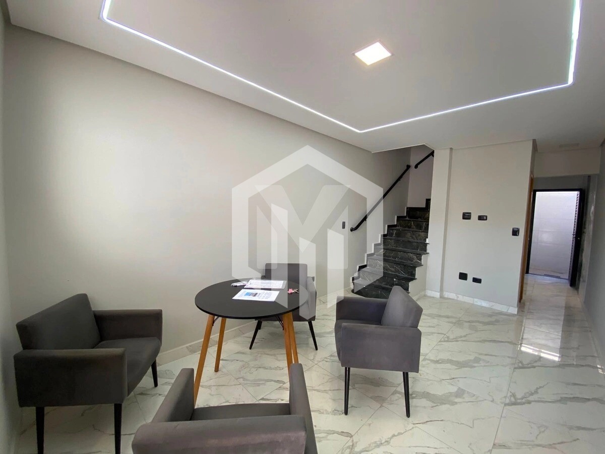Sobrado de 70m² com 2 dormitórios e suíte em Tude Bastos, Praia Grande, por R$500 mil