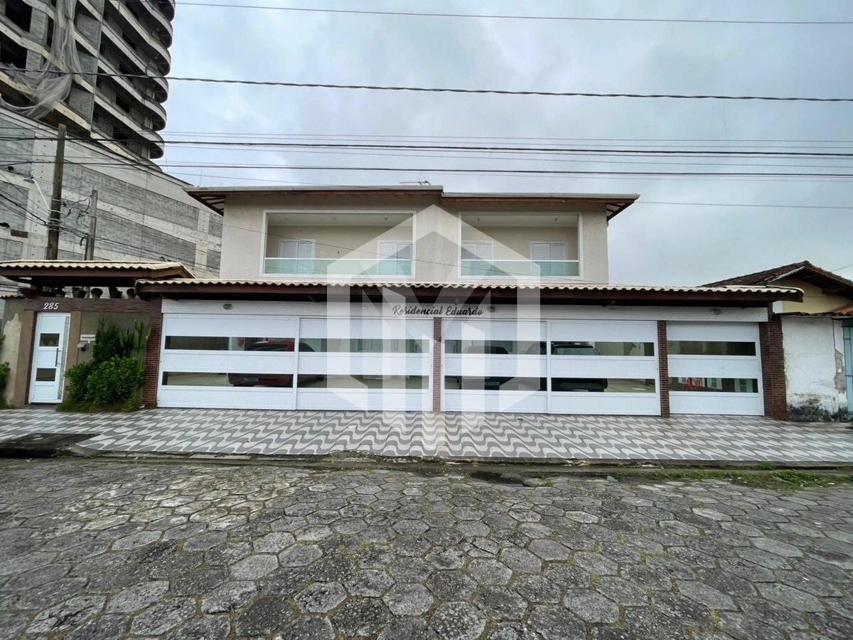 Casa térrea no Caiçara, a 2 quadras da praia, com 2 dormitórios e vaga de garagem