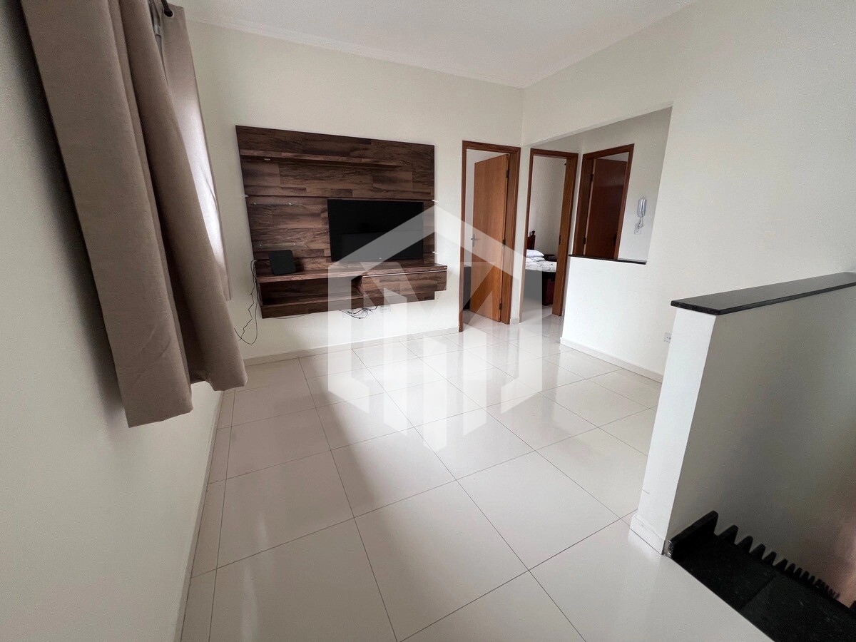 Casa sobreposta mobiliada em condomínio com 2 dormitórios na Vila Tupi, Praia Grande