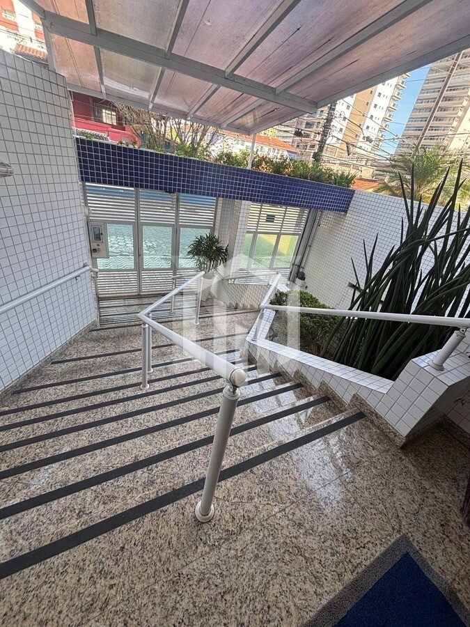 Apartamento de 1 dormitório na Guilhermina com sacada, churrasqueira, piscina e vaga de garagem