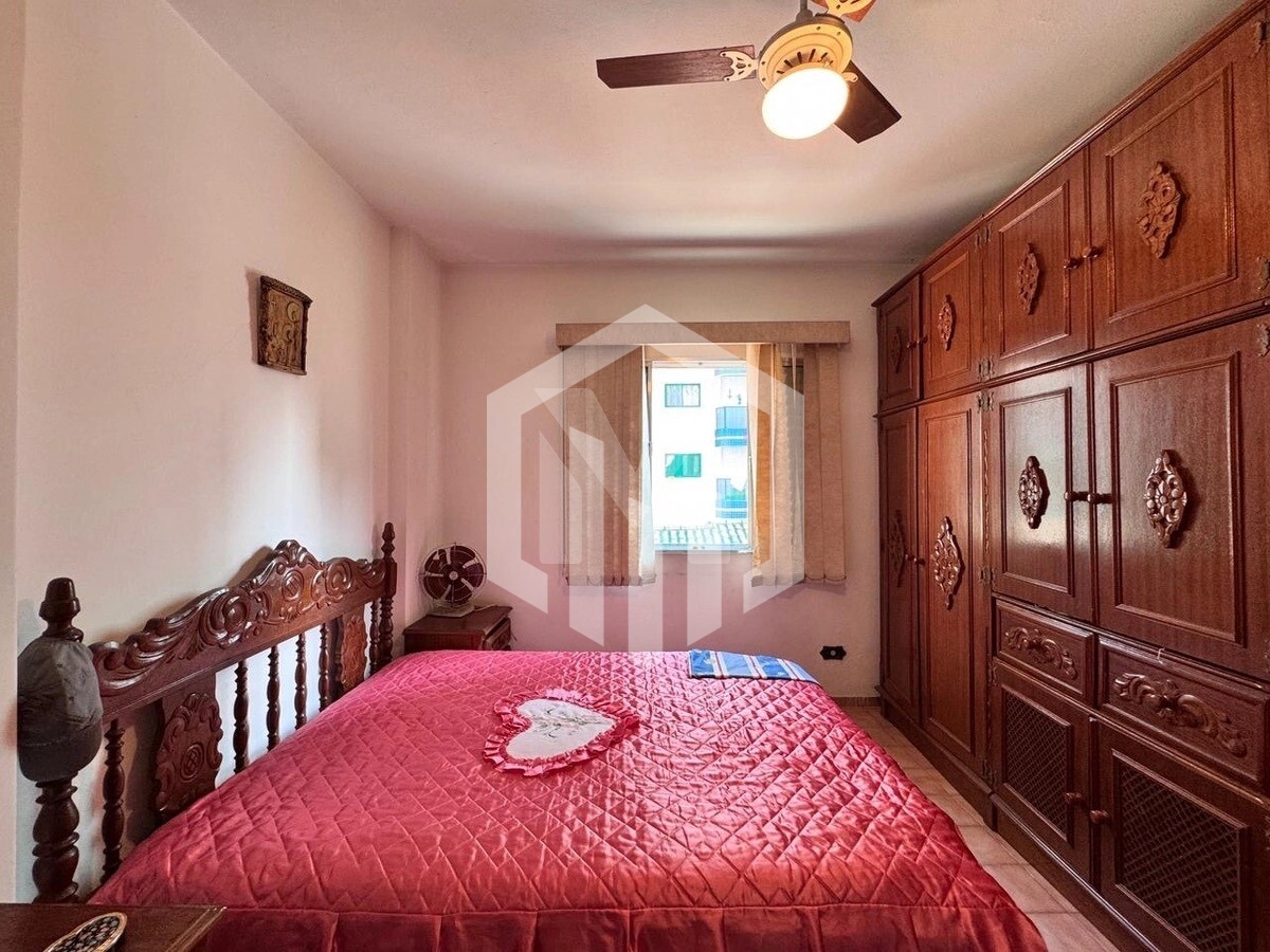 Apartamento de 2 quartos na Vila Tupi, a 300m da praia, com garagem e elevador