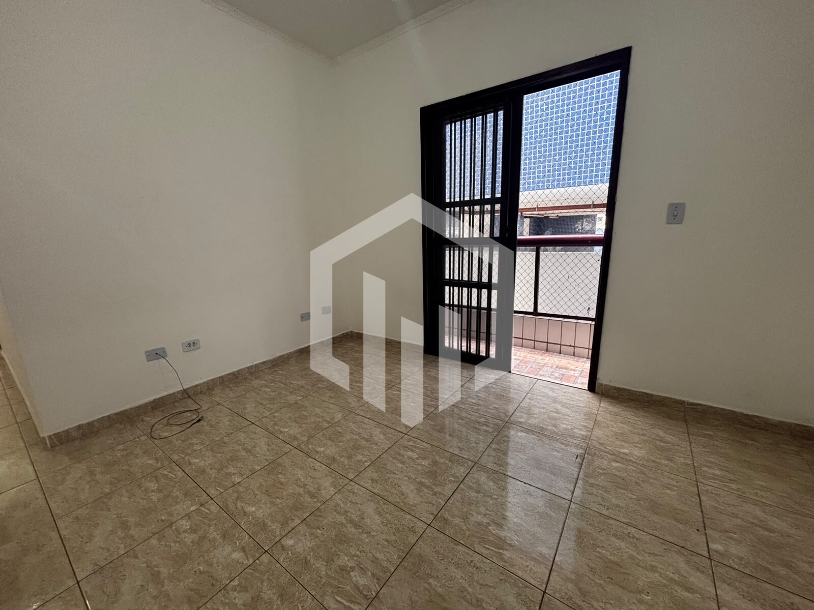 Apartamento de 2 dormitórios em Guilhermina, Praia Grande SP, com vaga e alto potencial de investime