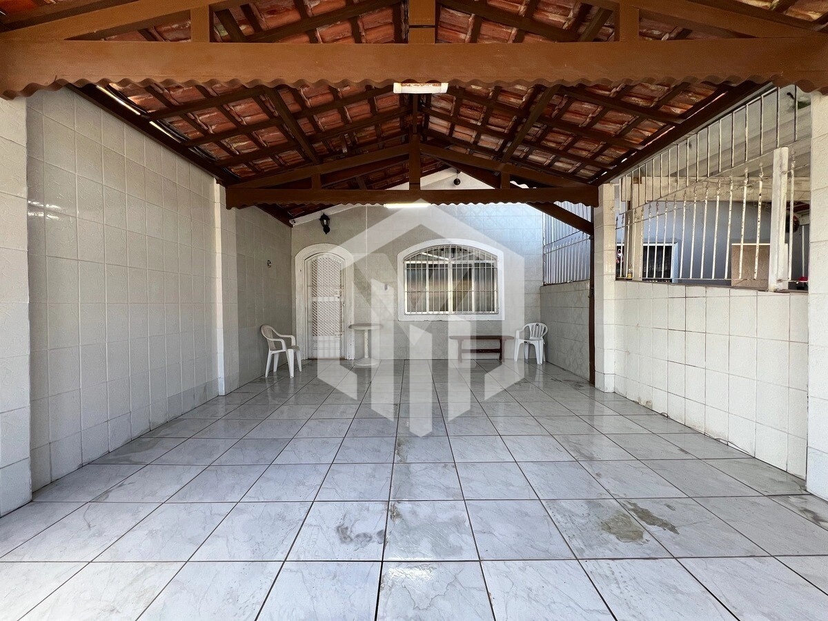 Casa de 2 dormitórios na Vila Caiçara, perto de comércio e com quintal em Praia Grande