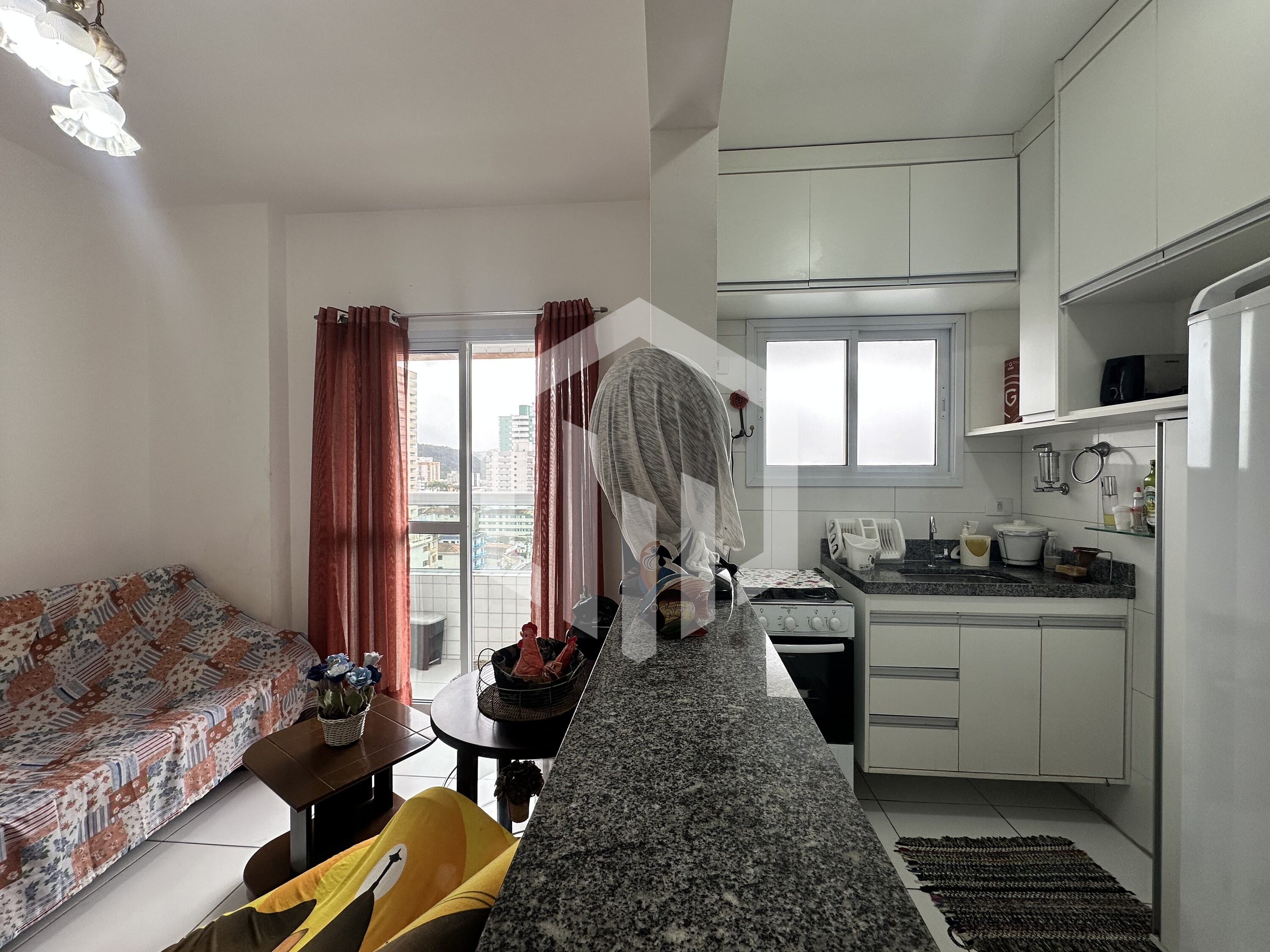 Apartamento mobiliado com sacada, aceita pet e garagem no Boqueirão, Praia Grande