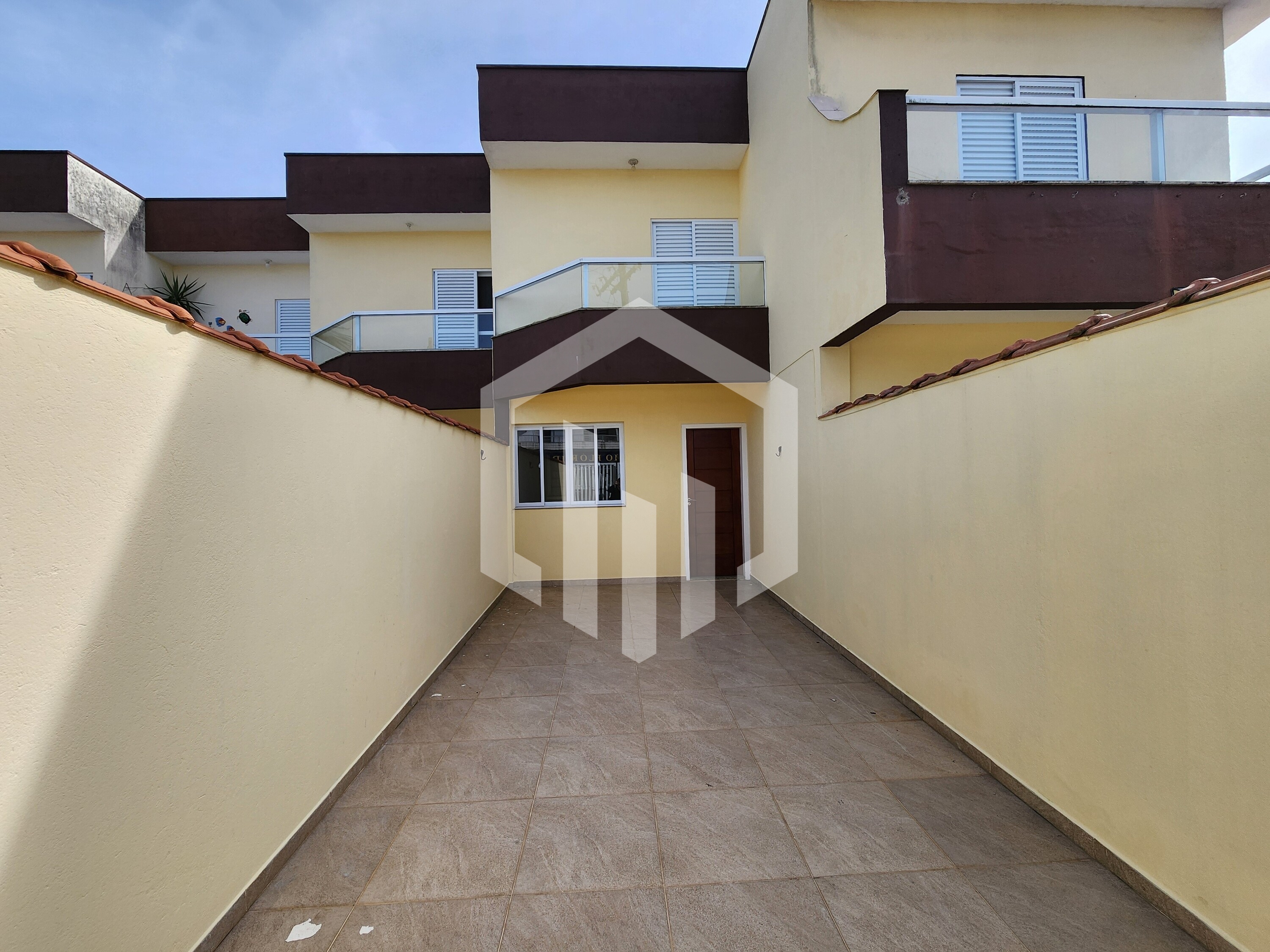 Sobrado com varanda, terraço e aceita pet na Flórida, Praia Grande