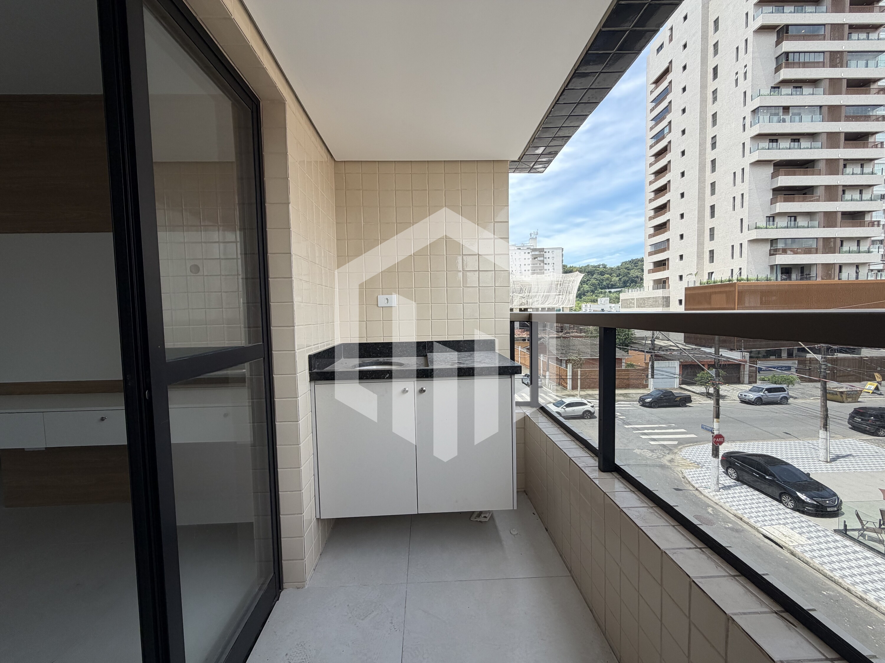 Apartamento semi-mobiliado com 2 quartos, suíte, 1 vaga, Canto do Forte R$450mil
