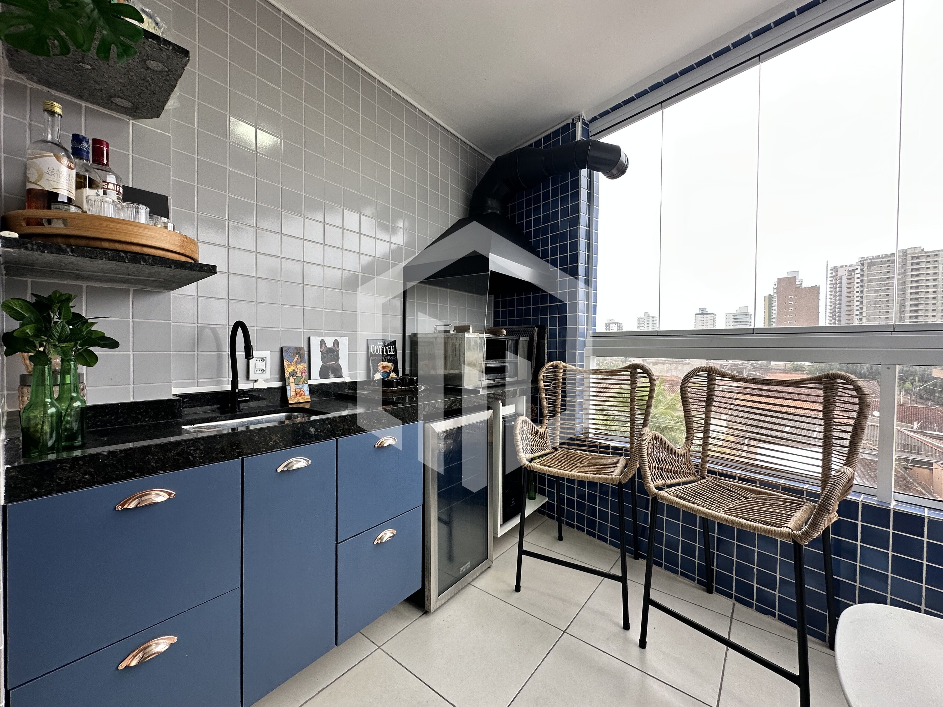 Apartamento com sacada gourmet, piscina na cobertura e aceita pet em Praia Grande em Guilhermina, Pr