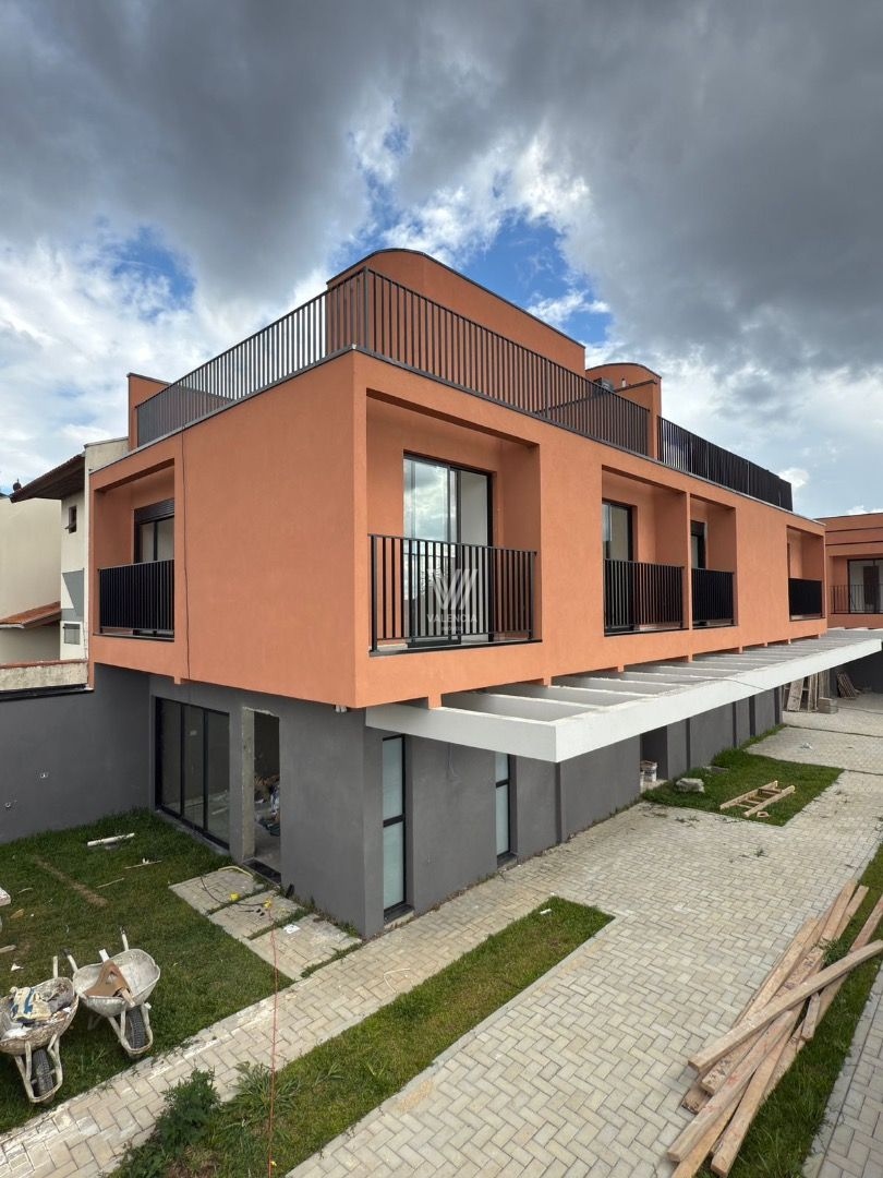 Sobrado novo | 3 quartos | 120 m² privativos | 2 suítes | 2 vagas | Acabamento de alto padrão | Próximo ao Parque Tingui | Pilarzinho – Curitiba/PR
