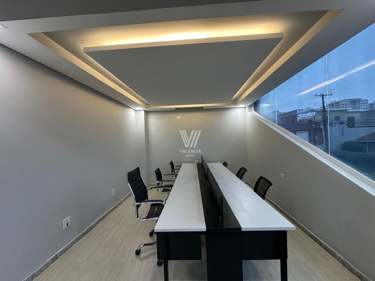 Andar Comercial de 100m² com Ambientes Separados e Acesso Independente no Capão Raso
