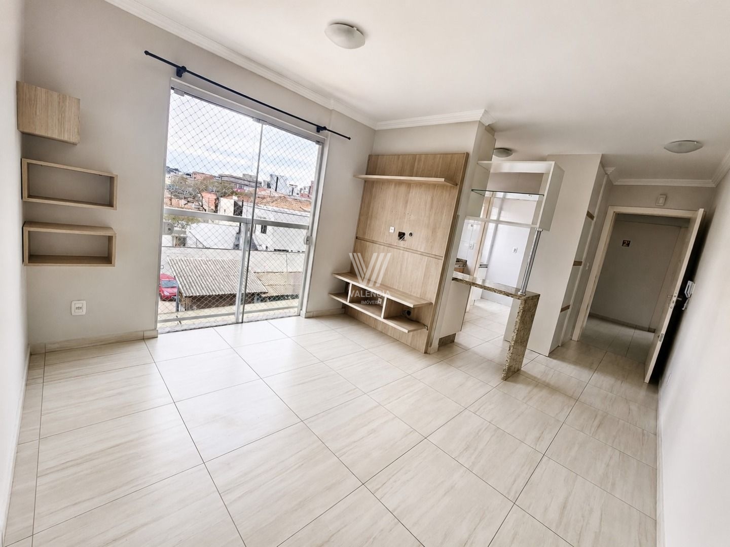 Apartamento | 2 quartos | 1 suíte | 80 m² privativos | Sacada envidraçada com vista panorâmica | Móveis planejados | 1 vaga coberta | Centro – Araucária/PR
