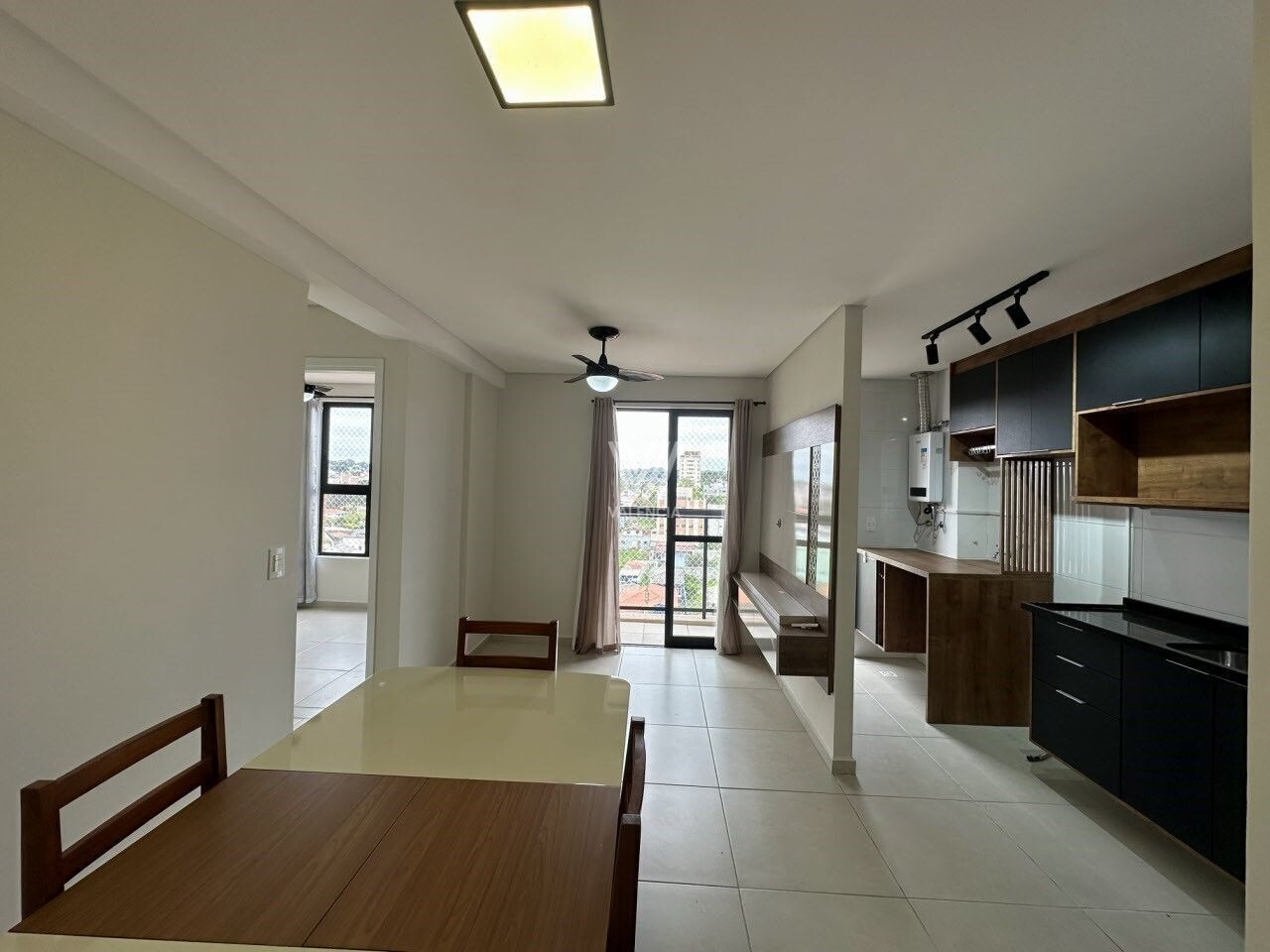 Apartamento | 2 dormitórios | Sacada com churrasqueira a carvão | 2 vagas | 69,27 m² privativos | 5º e último andar | Tingui – Curitiba/PR
