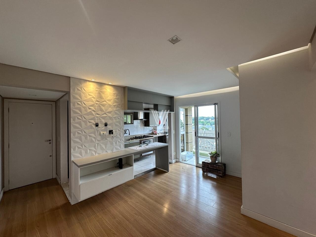 Apartamento | 3 quartos | 65 m² privativos | 1 suíte | Semimobiliado | Sacada integrada | 2 vagas | Condomínio com churrasqueira e playground | Santa Cândida – Curitiba/PR

