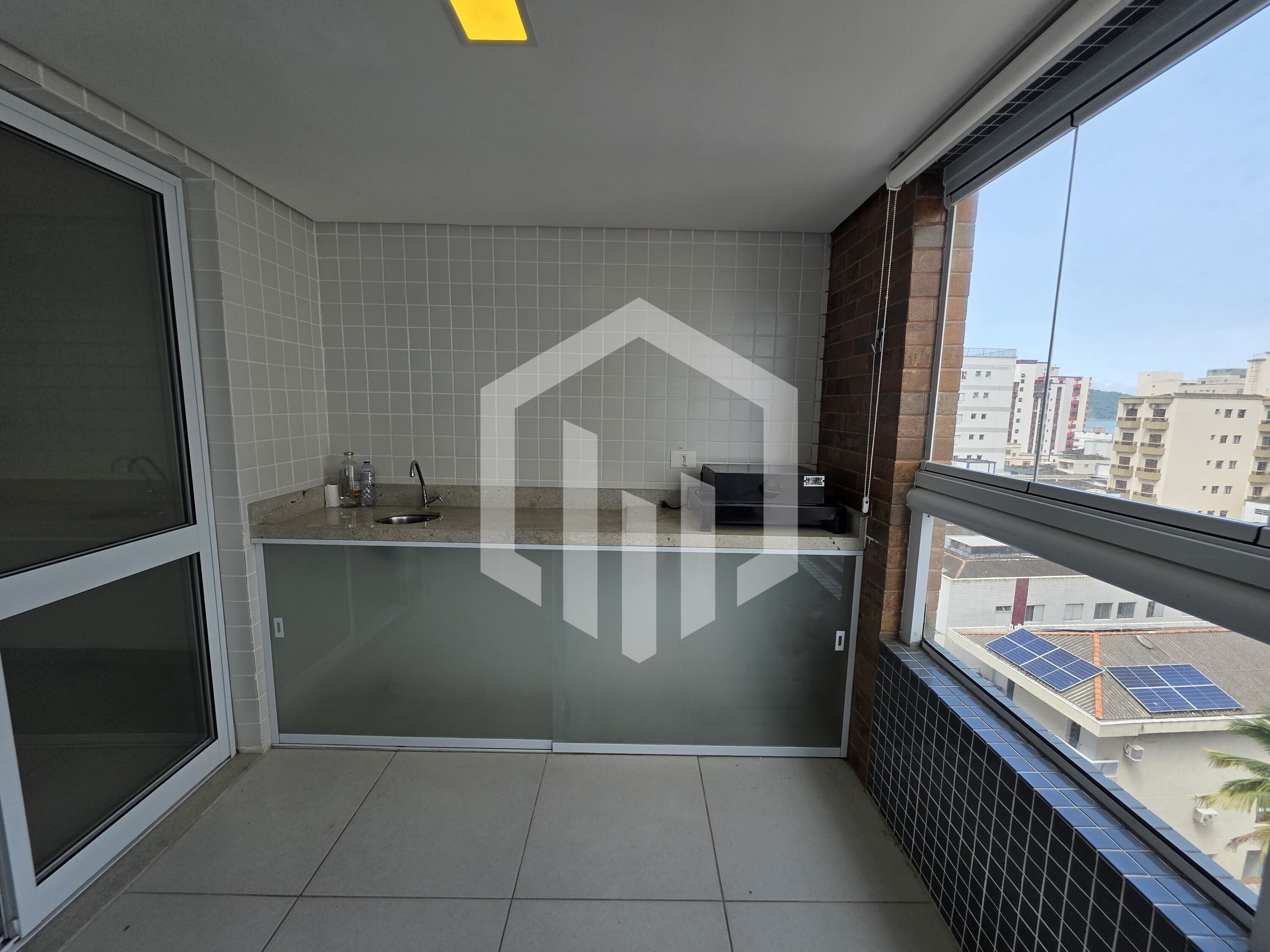 Apartamento com 3 Dormitórios - 2 Vagas, varanda gourmet e piscina na cobertura - 200m da Praia da G