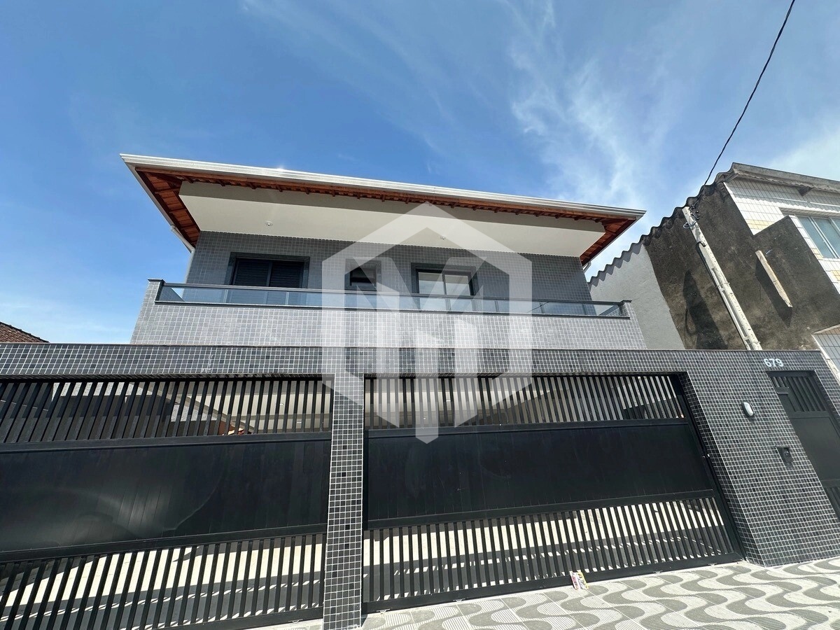 Sobrado com vaga de garagem e área de 52 m² no bairro Tude Bastos, Praia Grande