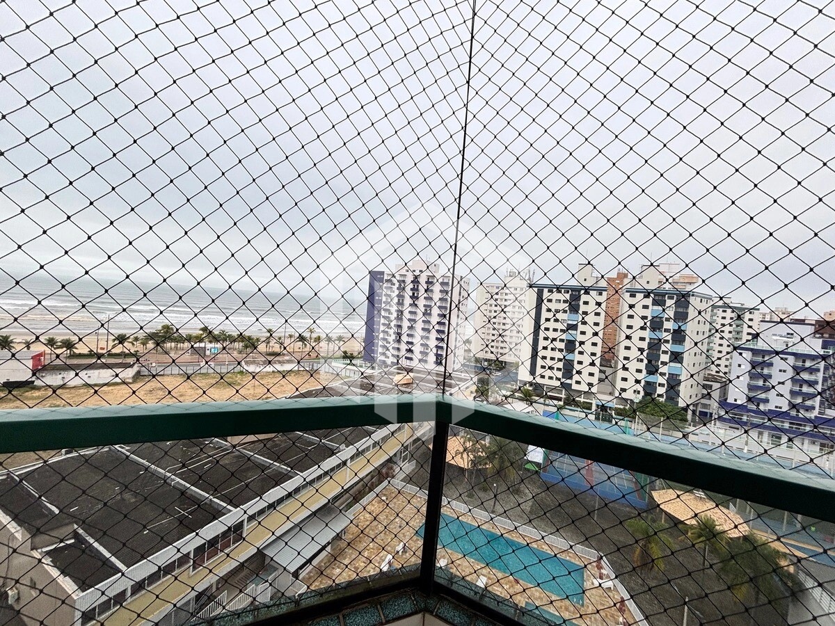 Apartamento a 190 metros da praia na Ocian com suíte e duas sacadas