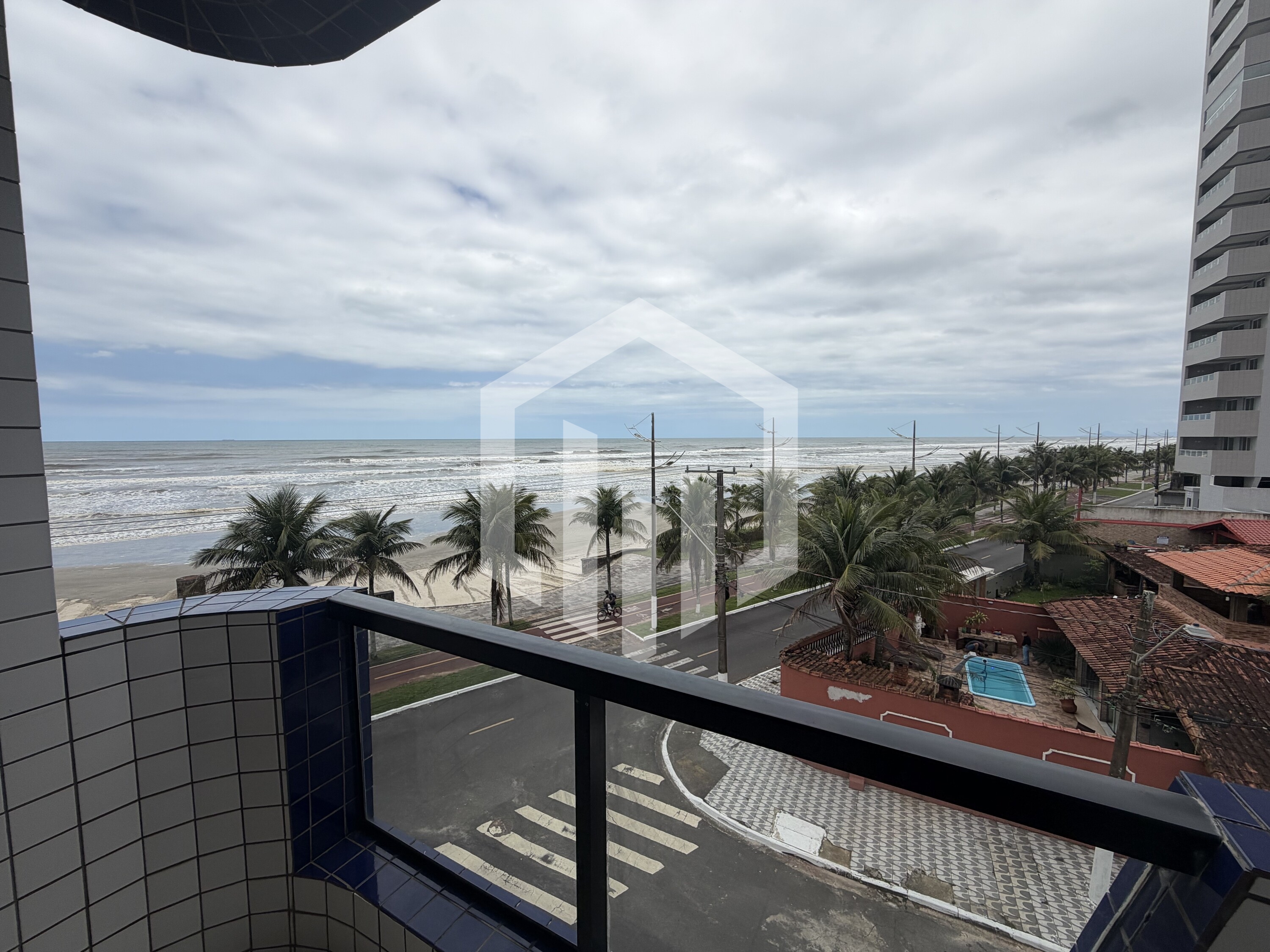 Apartamento 2 dormitórios, suíte e Frente Mar, bairro Solemar - Praia Grande