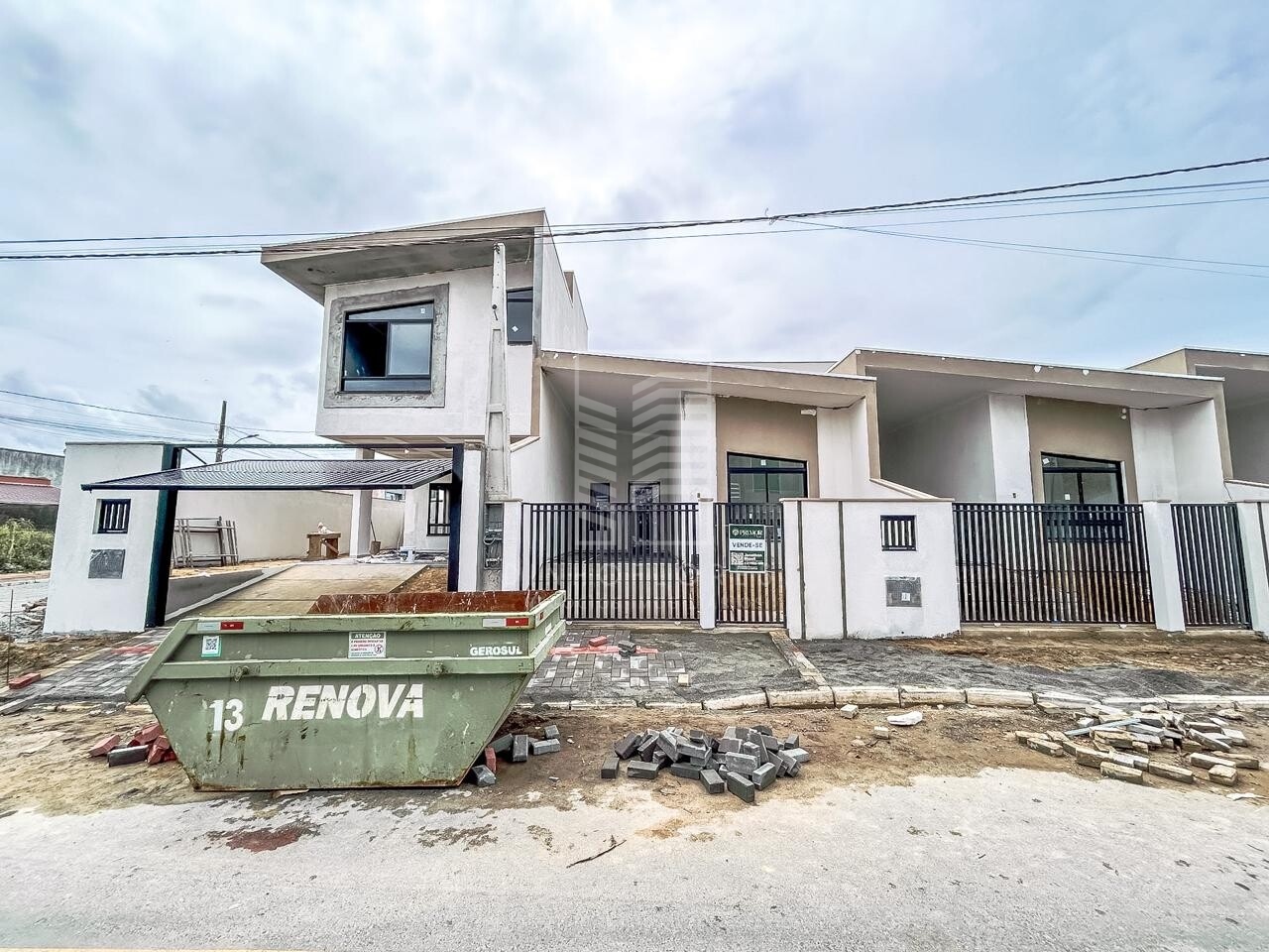 Casa Moderna no Centro de Balneário Piçarras | Fachada Ativa, 2 Dorms (1 Suíte) e Finos Acabamentos