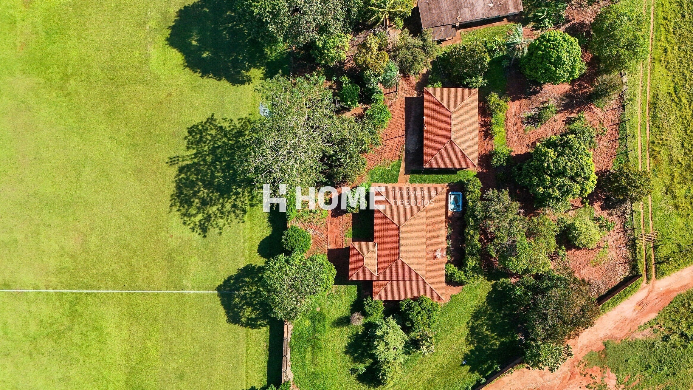 Chácara à venda ao lado do Estádio, com mais de 3 mil m², 3 quartos, piscina e amplo espaço em Mirassolândia/SP